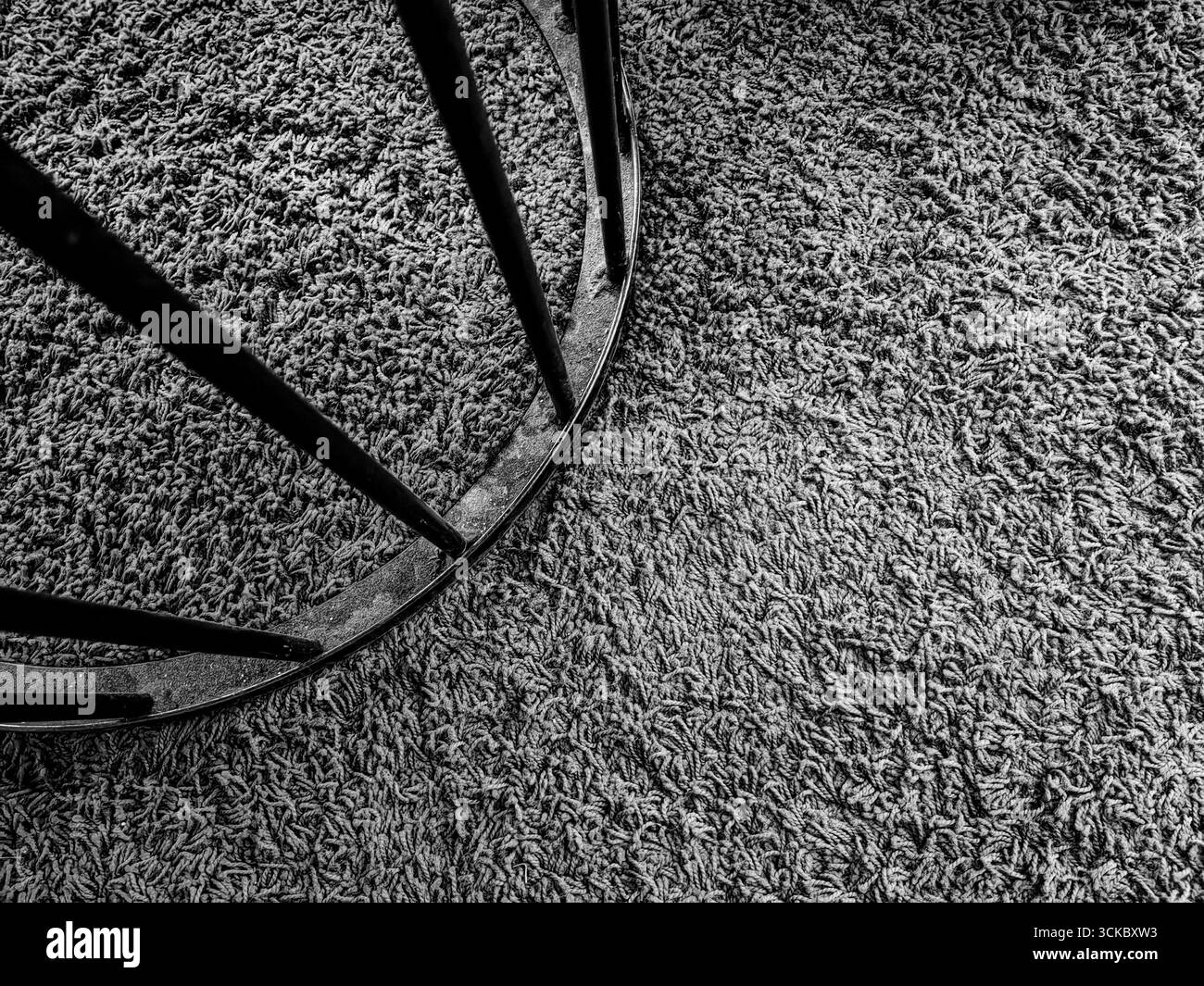 Élégance moderne en métal courbé. Espace négatif. Teintes monochromes. Banque D'Images