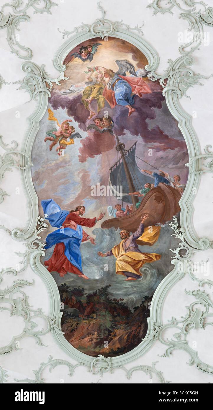 SALZBOURG, AUSTIRA - 7 SEPTEMBRE 2025 : la fresque la fresque Pierre, marchant sur l'eau vers Jésus dans l'église Erzabtei fait Pierre Banque D'Images SALZBOURG, AUSTIRA - 7 SEPTEMBRE 2025 : la fresque la fresque Pierre, marchant sur l'eau vers Jésus dans l'église Erzabtei fait Pierre Banque D'Images