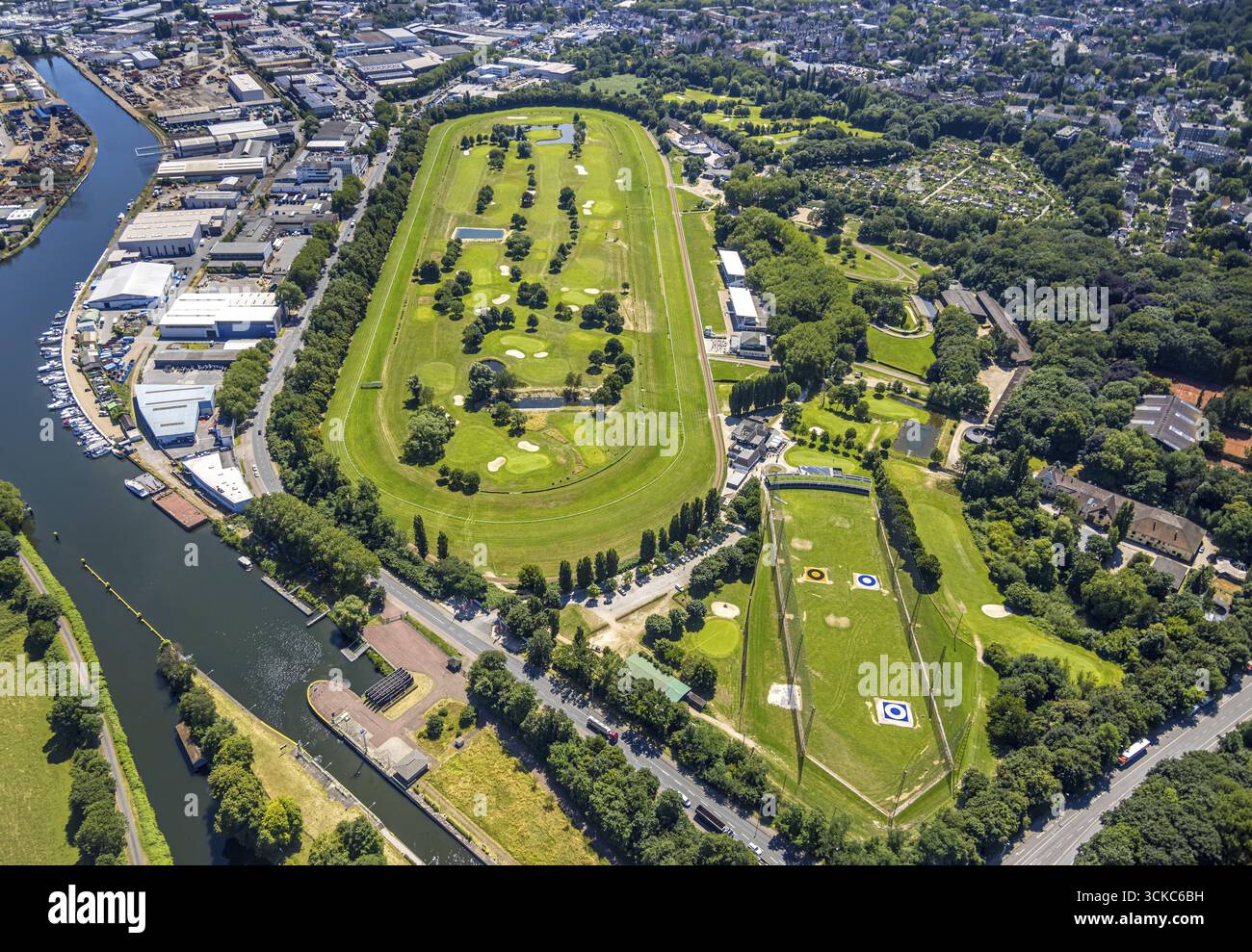 Vue aérienne, terrain de golf, club de golf Muelheim an der Ruhr Raffelberg, hippodrome, Speldorf - Nordwest, Muelheim an der Ruhr, région de la Ruhr, Rhénanie du Nord-Wes Banque D'Images