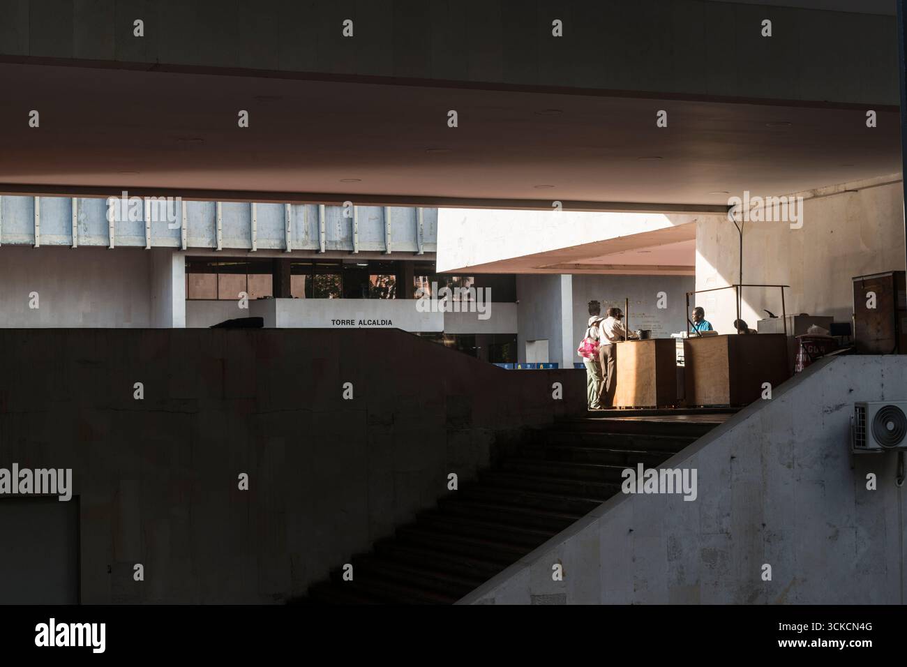 Vue à travers des structures en béton sur un comptoir extérieur et l'entrée de la mairie de Cali, Colombie. Banque D'Images