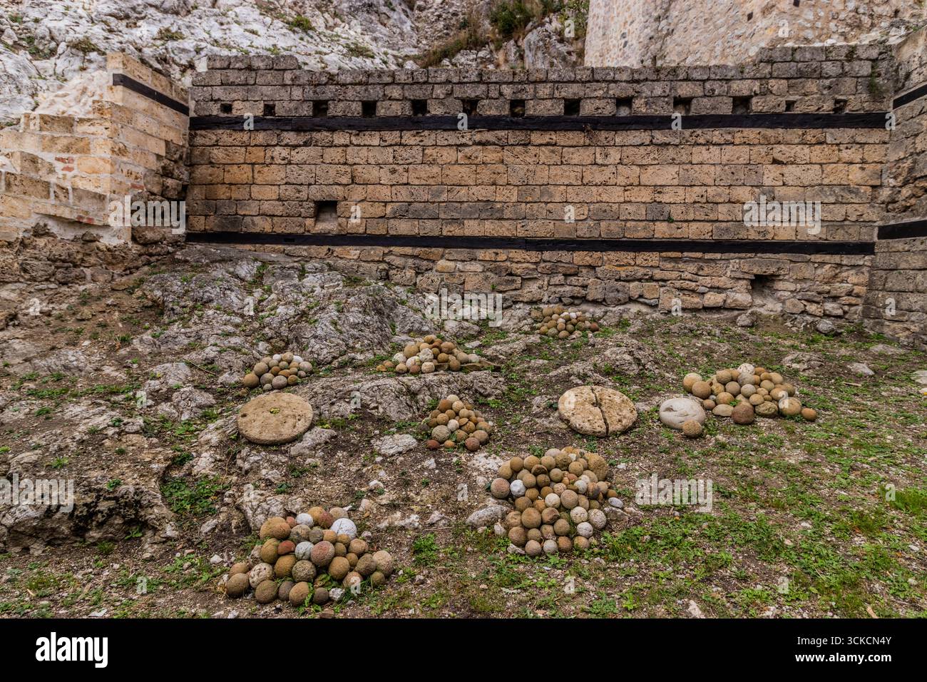 Divers boulets de canon à la forteresse médiévale de Golubac, Serbie Banque D'Images