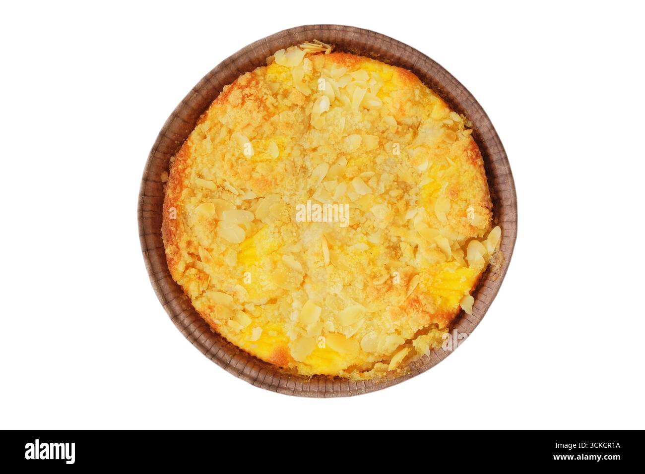 Tarte aux pommes cuite dans un moule en papier isolé sur un fond blanc. Gâteau traditionnel. Vue de dessus. Banque D'Images
