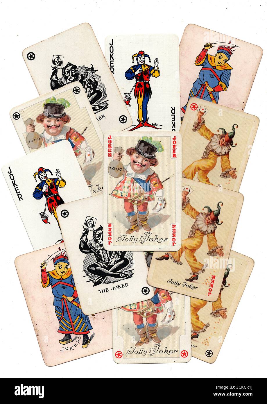 Une sélection de cartes à jouer joker vintage isolées sur un fond blanc. Banque D'Images