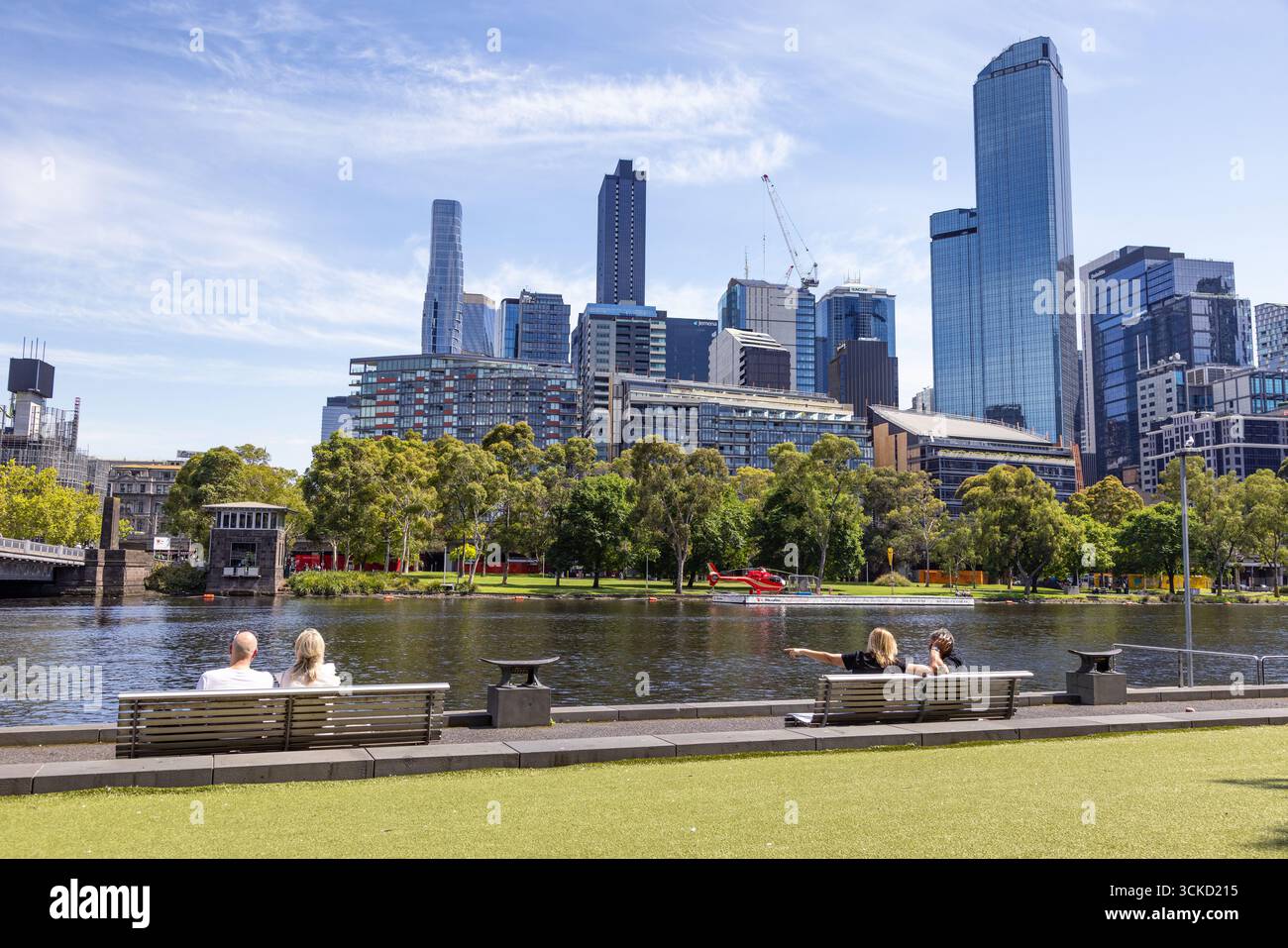 Melbourne, Australie - 21 janvier 2023 : les gens apprécient l'été sur les rives de la rivière Yarra à Melbourne. Le CBD, peut être vu à travers l'eau, et un Banque D'Images