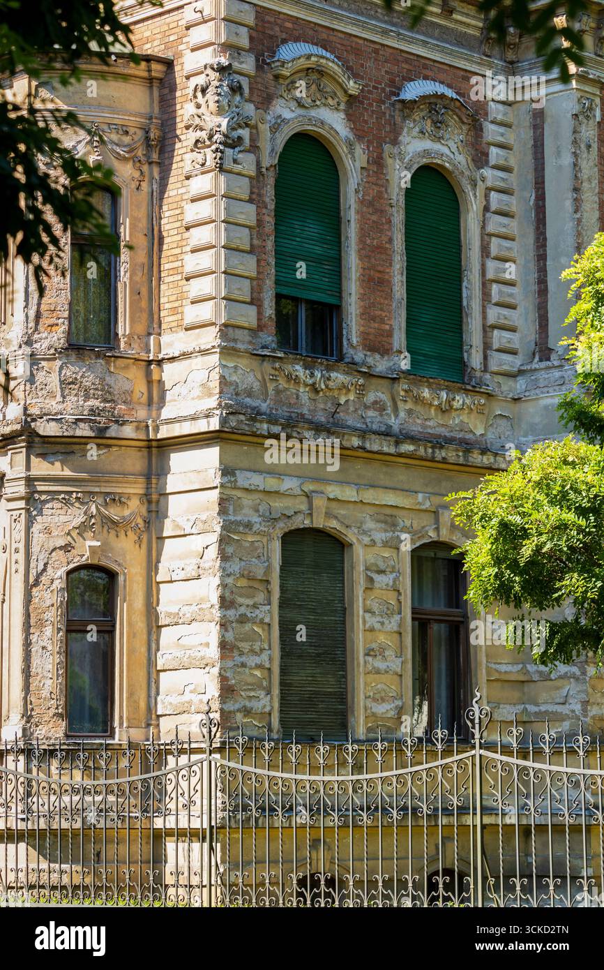 architecture altérée avec détails en pierre et volets fermés Banque D'Images