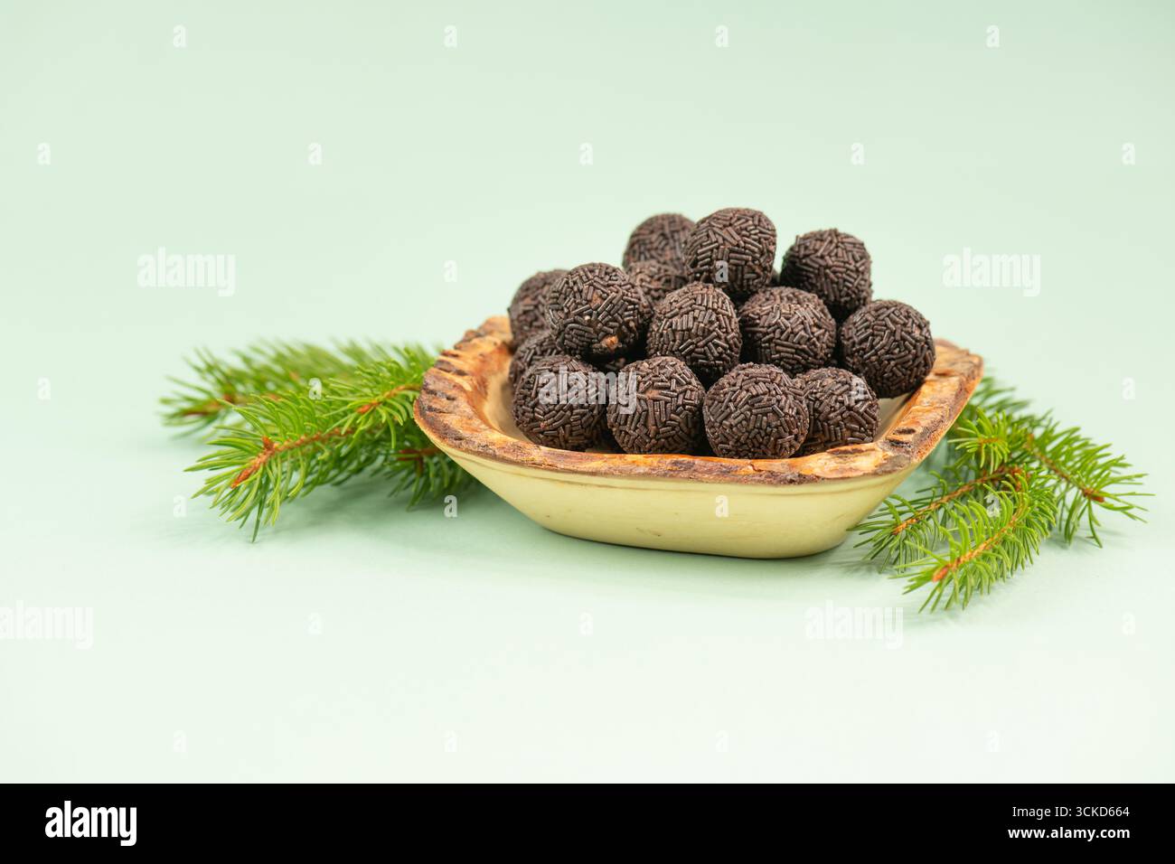 Boule de rhum avec branches de sapin, bonbons de Noël allemands, gâteau de confiserie, beurre de biscuit aromatisé avec des saupoudres de chocolat et de l'alcool Banque D'Images