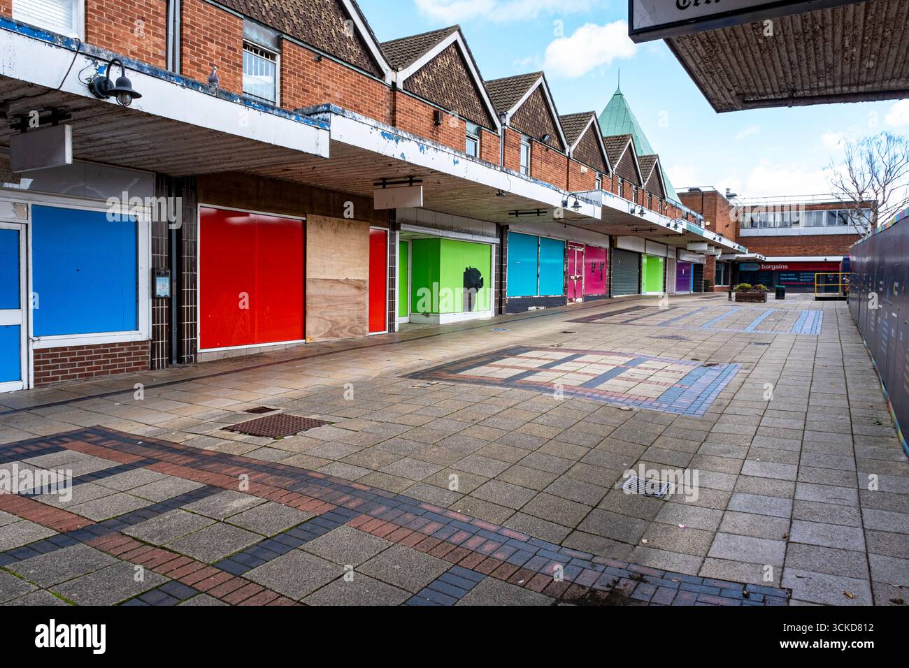 Weaver Square avec des magasins fermés et arborés dans le centre-ville déserte de Northwich Cheshire UK Banque D'Images