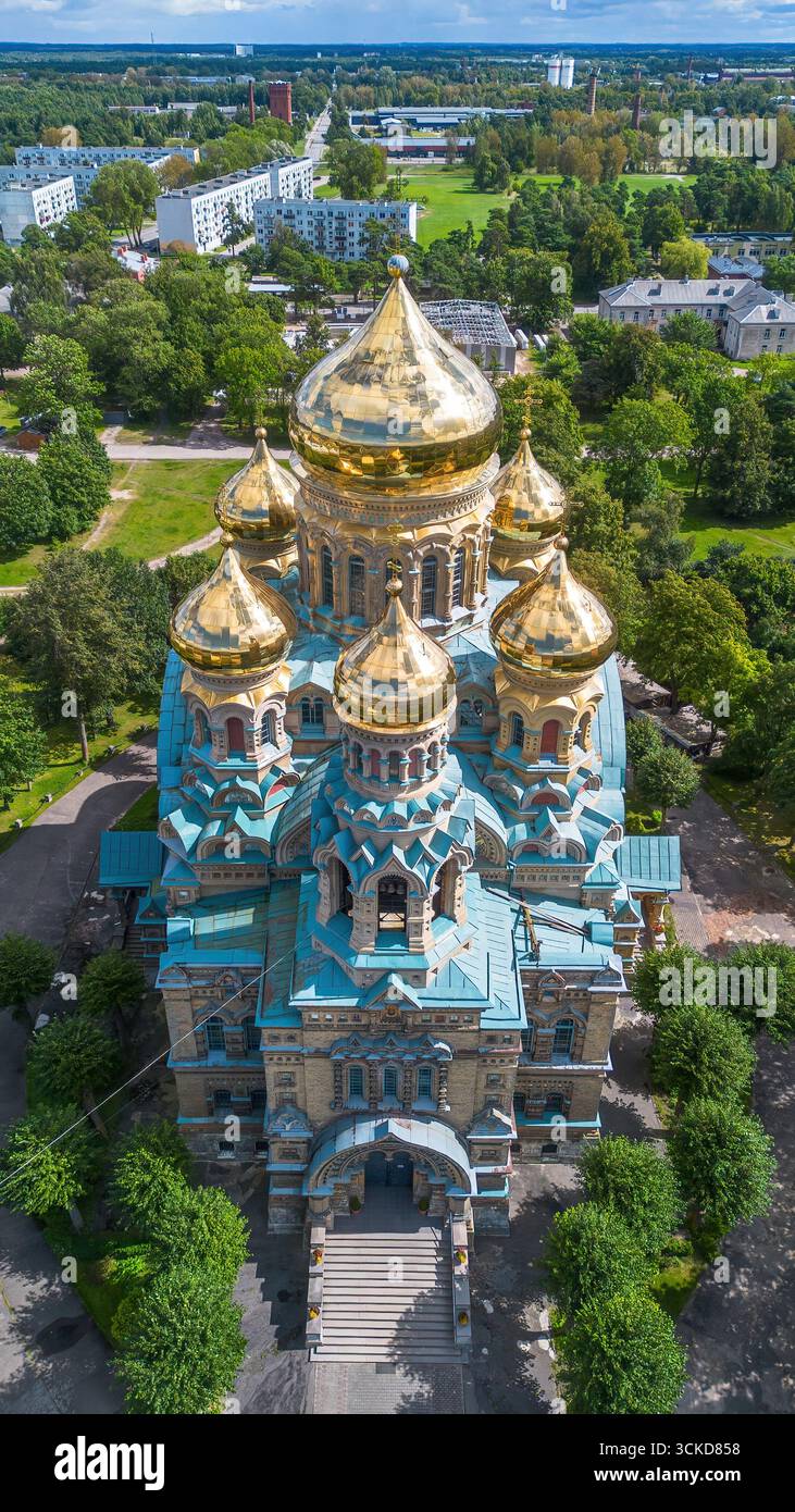 Vue aérienne de la cathédrale navale Saint-Nicolas à Karosta, un ancien quartier de la marine soviétique dans la ville de Liepāja, Lettonie Banque D'Images