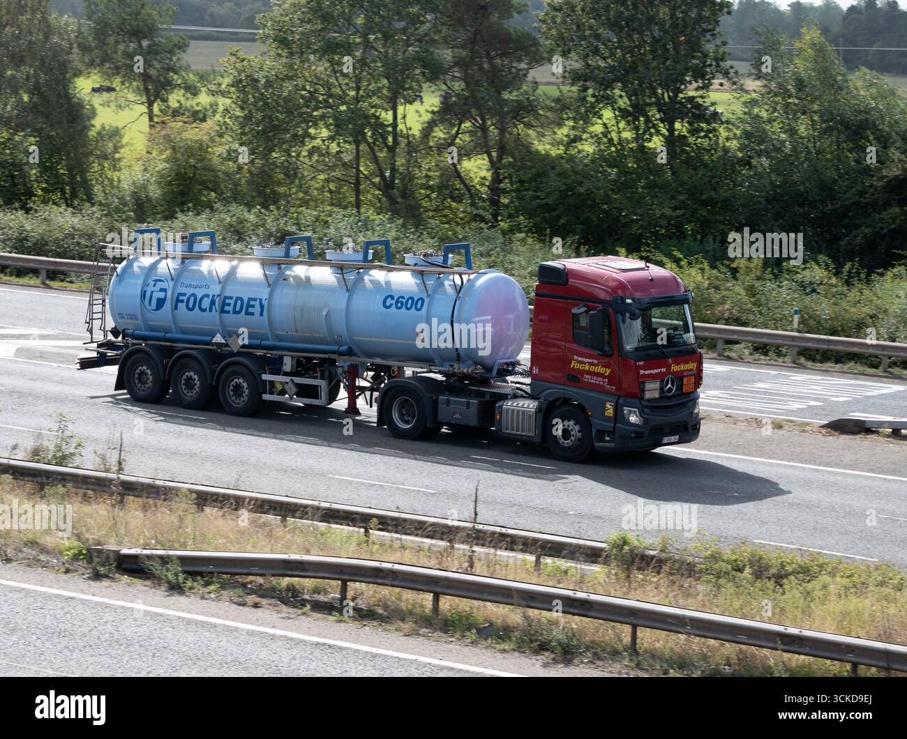 Transport du camion-citerne Fockedey sur l'autoroute M40, Warwickshire, Royaume-Uni Banque D'Images