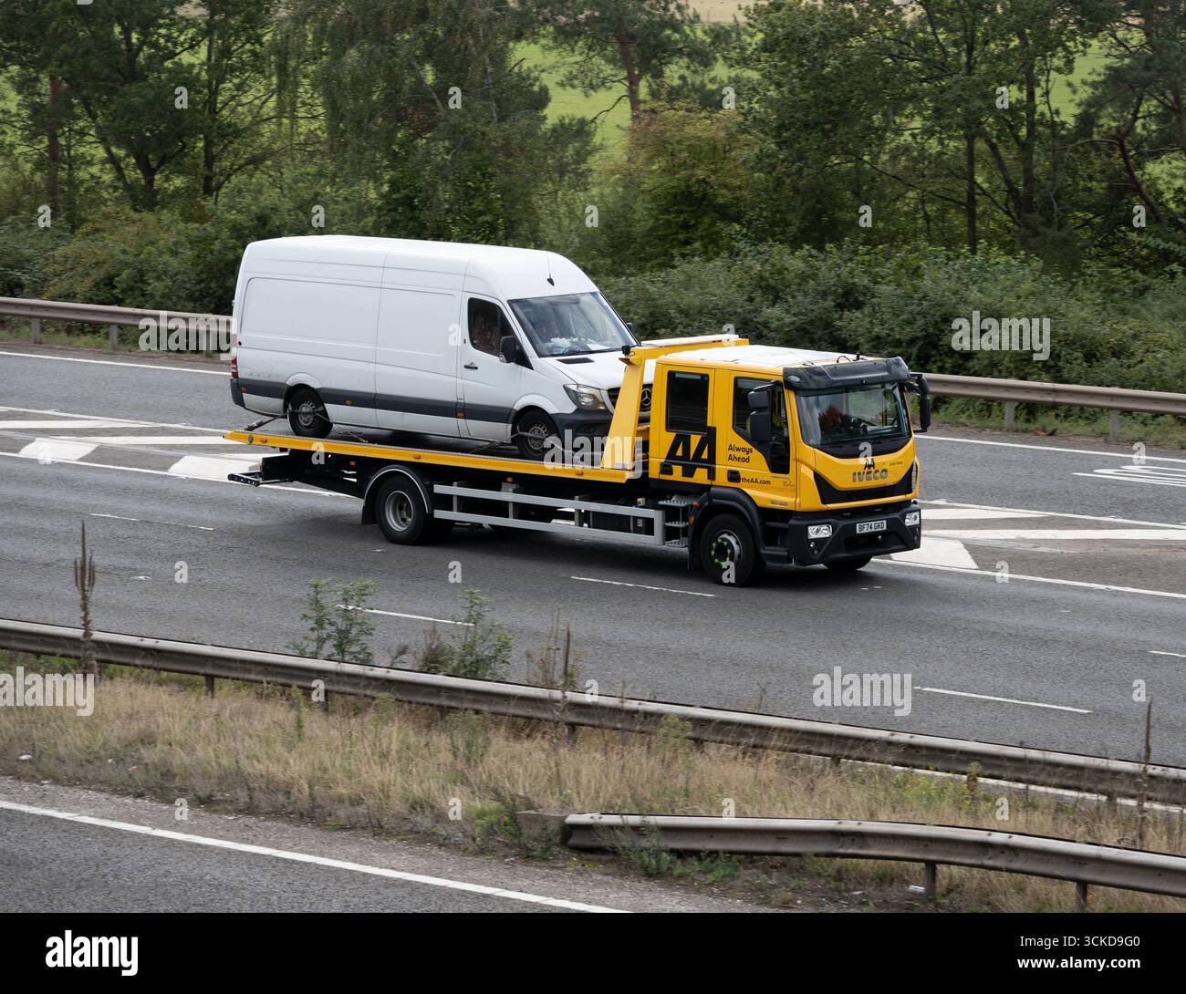 Camion de dépannage AA transportant une camionnette sur l'autoroute M40, Warwickshire, Royaume-Uni Banque D'Images