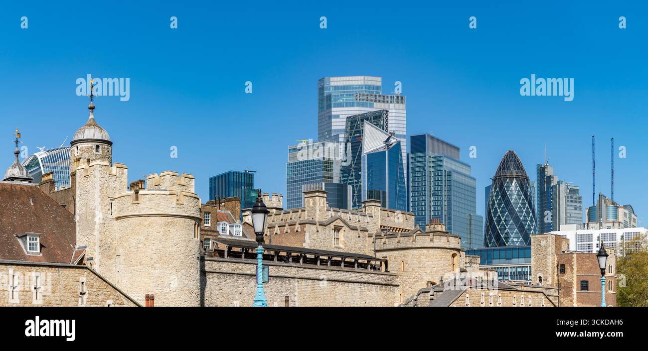 Une photo du centre financier de la City of London surplombant la Tour de Londres. Banque D'Images