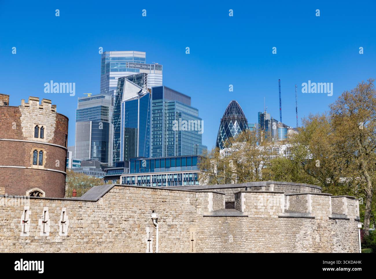 Une photo du centre financier de la City of London surplombant la Tour de Londres. Banque D'Images