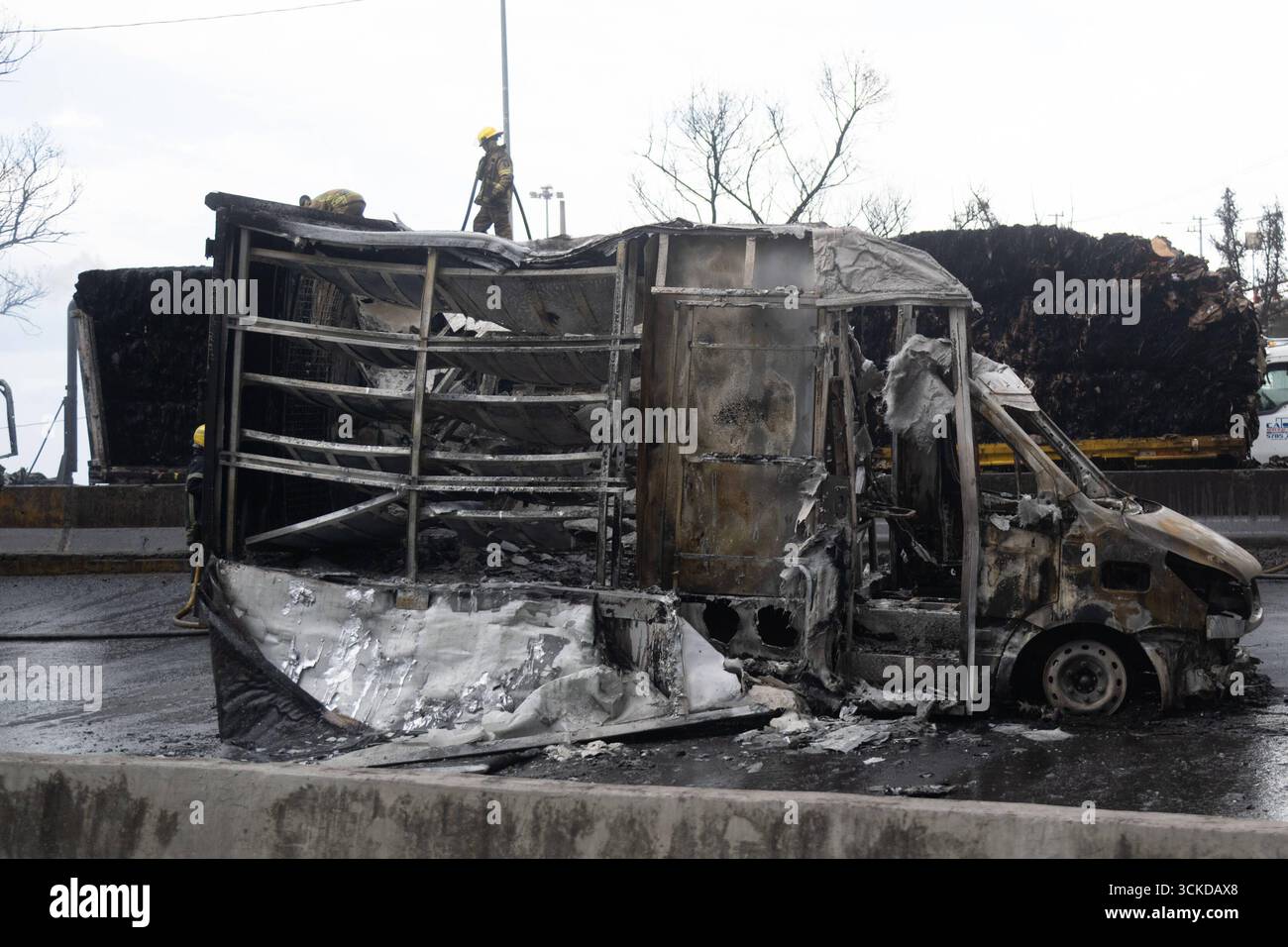 L'explosion d'un pétrolier à gaz laisse plus de 60 personnes blessées Un camion brûlé est vu sur les lieux de l'explosion s'est produite lorsqu'un pétrolier à gaz s'est renversé, causant l'accident tragique qui a laissé 70 personnes ont été blessées, trois morts, et deux non identifiés à Calzada Ignacio Saragosse, près de la Puente de la Concordia, . Le 10 septembre 2025 à Mexico, Mexique. Mexico CDMX Mexique Copyright : xMarcoxGonzalezx Banque D'Images