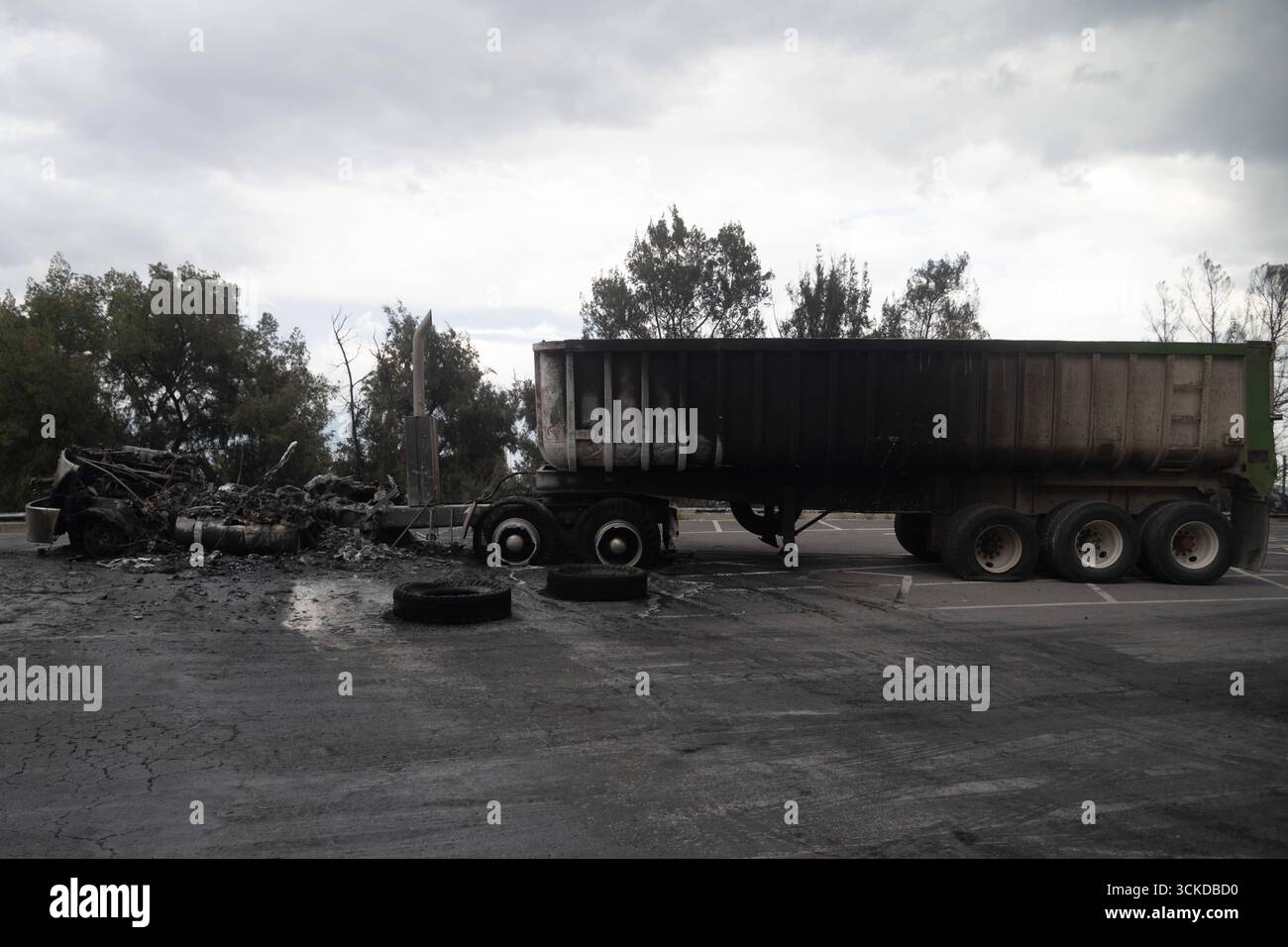 L'explosion d'un pétrolier à gaz laisse plus de 60 personnes blessées Un camion brûlé est vu sur les lieux de l'explosion s'est produite lorsqu'un pétrolier à gaz s'est renversé, causant l'accident tragique qui a laissé 70 personnes ont été blessées, trois morts, et deux non identifiés à Calzada Ignacio Saragosse, près de la Puente de la Concordia, . Le 10 septembre 2025 à Mexico, Mexique. Mexico CDMX Mexique Copyright : xMarcoxGonzalezx Banque D'Images