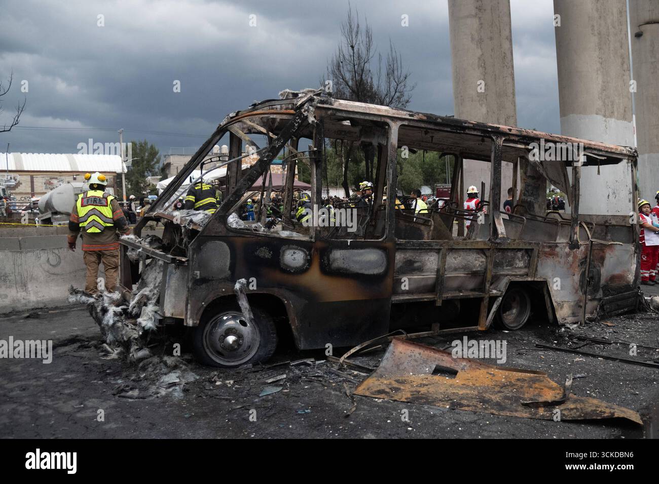 L'explosion d'un pétrolier à gaz laisse plus de 60 personnes blessées Un bus brûlé est vu sur les lieux de l'explosion s'est produite lorsqu'un pétrolier à gaz s'est renversé, causant l'accident tragique qui a laissé 70 personnes ont été blessées, trois morts, et deux non identifiés à Calzada Ignacio Saragosse, près de la Puente de la Concordia, . Le 10 septembre 2025 à Mexico, Mexique. Mexico CDMX Mexique Copyright : xMarcoxGonzalezx Banque D'Images