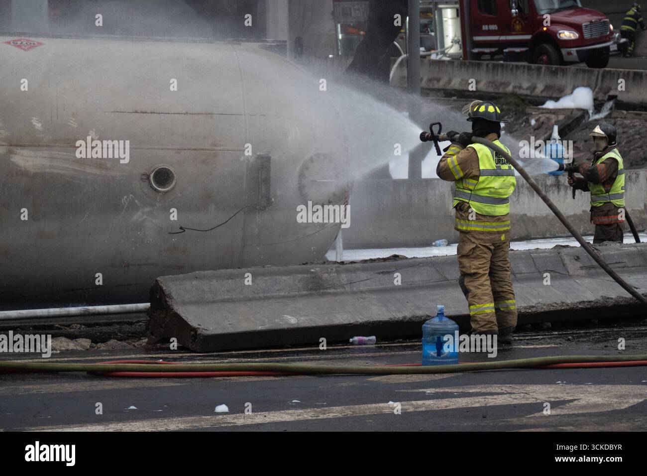 L'explosion d'un pétrolier à gaz laisse plus de 60 personnes blessées les pompiers éteignent l'incendie après l'explosion s'est produite quand un pétrolier à gaz s'est renversé, causant l'accident tragique qui a fait 70 blessés, trois morts, et deux non identifiés à Calzada Ignacio Saragosse, près de la Puente de la Concordia, . Le 10 septembre 2025 à Mexico, Mexique. Mexico CDMX Mexique Copyright : xMarcoxGonzalezx Banque D'Images