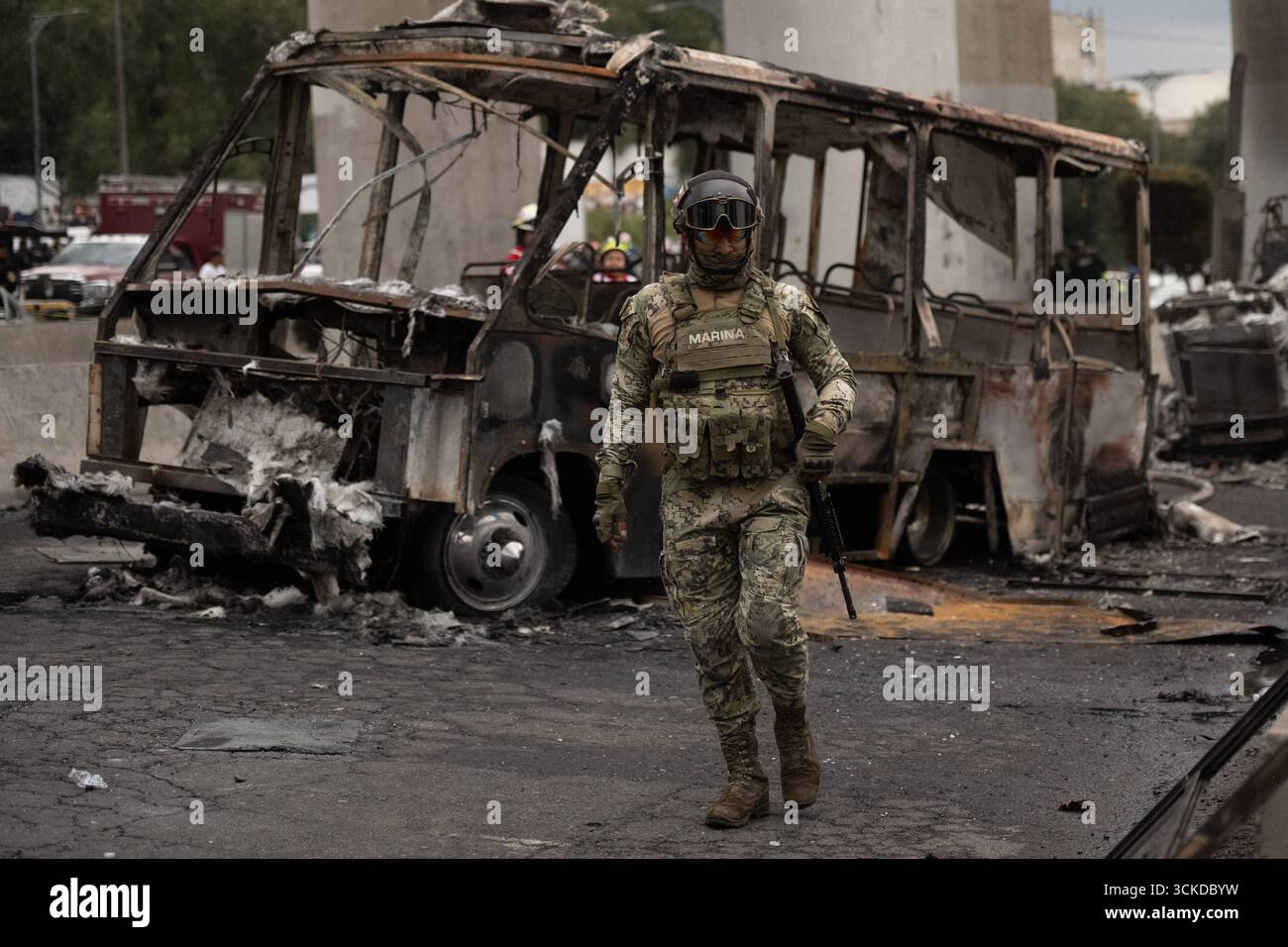 L'explosion d'un pétrolier à gaz laisse plus de 60 personnes blessées Un membre de la marine mexicaine assiste à la scène de l'explosion survenue lorsqu'un pétrolier à gaz s'est renversé, causant l'accident tragique qui a fait 70 blessés, trois morts, et deux non identifiés à Calzada Ignacio Saragosse, près de la Puente de la Concordia, . Le 10 septembre 2025 à Mexico, Mexique. Mexico CDMX Mexique Copyright : xMarcoxGonzalezx Banque D'Images