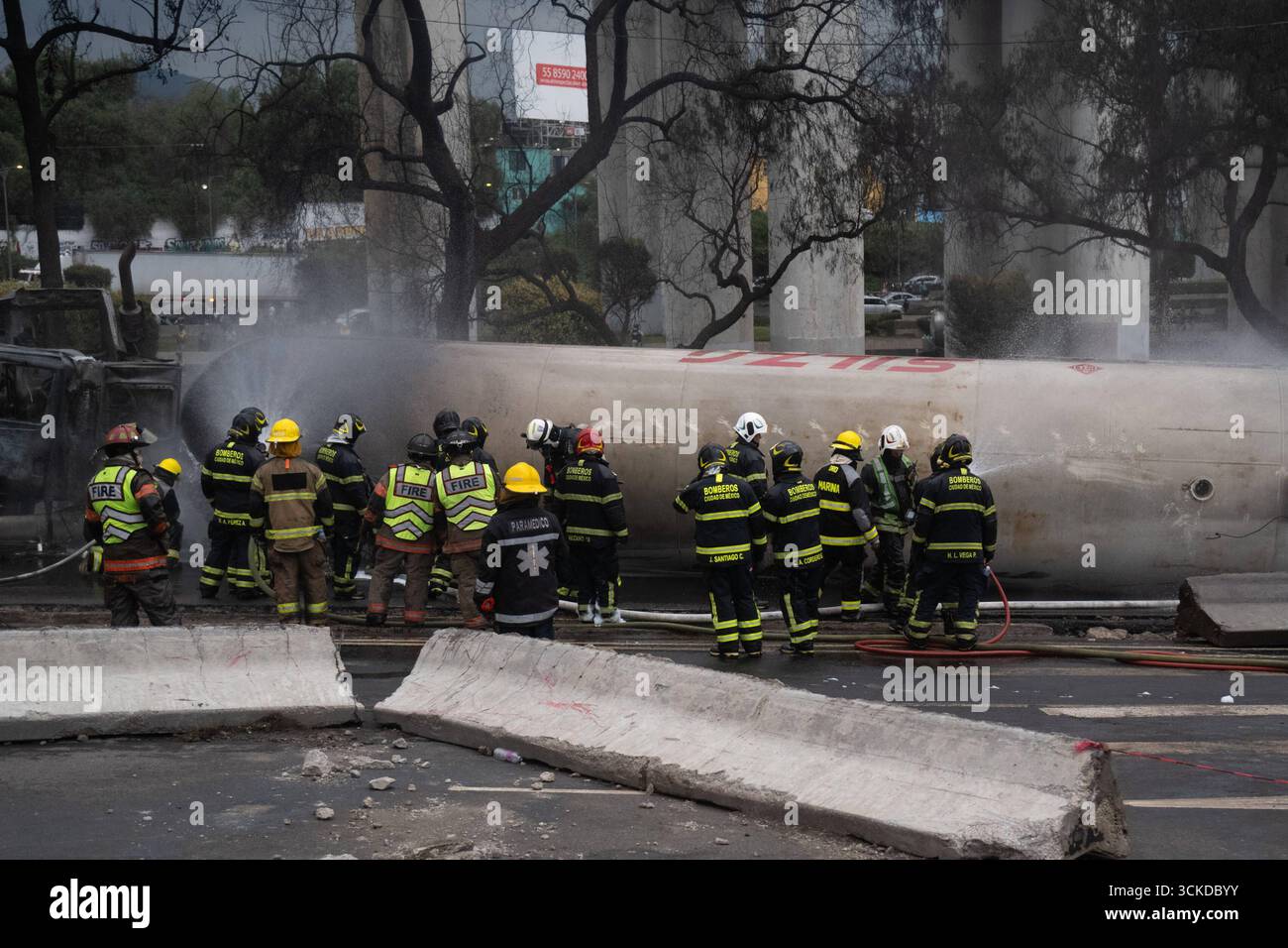 L'explosion d'un pétrolier à gaz laisse plus de 60 personnes blessées les pompiers éteignent l'incendie après l'explosion s'est produite quand un pétrolier à gaz s'est renversé, causant l'accident tragique qui a fait 70 blessés, trois morts, et deux non identifiés à Calzada Ignacio Saragosse, près de la Puente de la Concordia, . Le 10 septembre 2025 à Mexico, Mexique. Mexico CDMX Mexique Copyright : xMarcoxGonzalezx Banque D'Images
