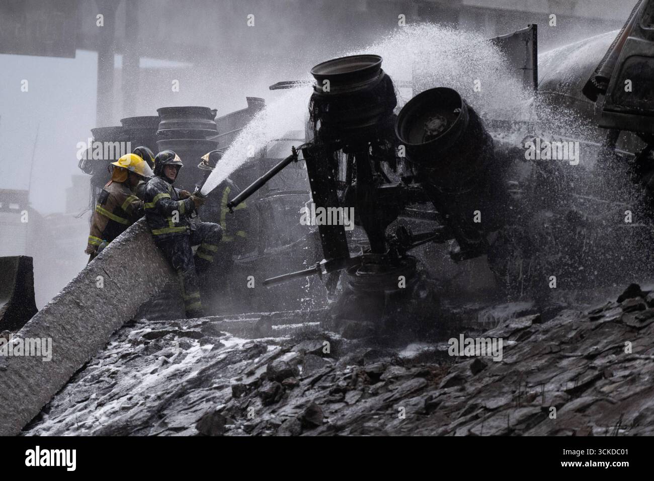 L'explosion d'un pétrolier à gaz laisse plus de 60 personnes blessées les pompiers éteignent l'incendie après l'explosion s'est produite quand un pétrolier à gaz s'est renversé, causant l'accident tragique qui a fait 70 blessés, trois morts, et deux non identifiés à Calzada Ignacio Saragosse, près de la Puente de la Concordia, . Le 10 septembre 2025 à Mexico, Mexique. Mexico CDMX Mexique Copyright : xMarcoxGonzalezx Banque D'Images