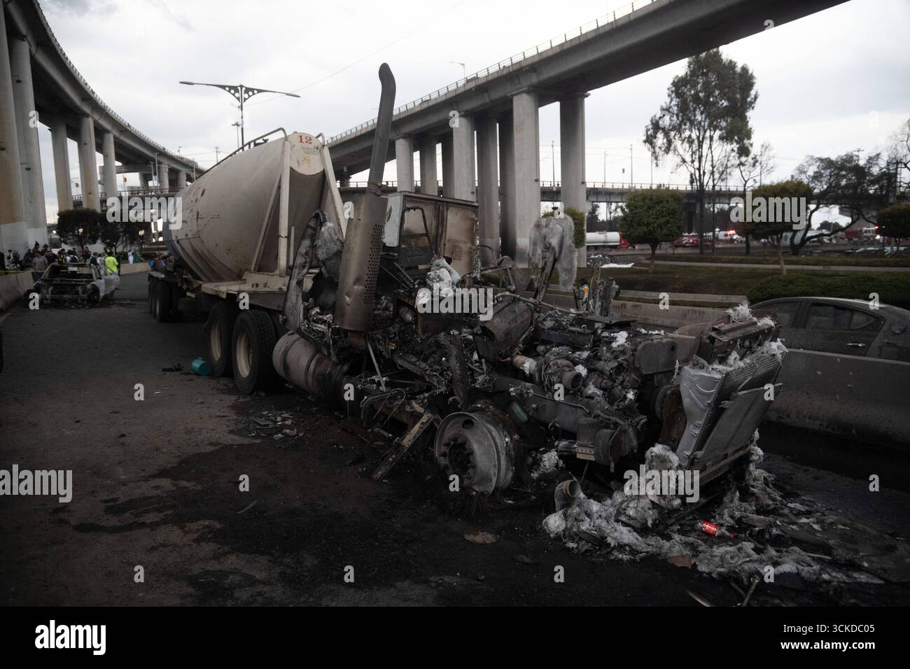 L'explosion d'un pétrolier à gaz laisse plus de 60 personnes blessées Un camion brûlé est vu sur les lieux de l'explosion s'est produite lorsqu'un pétrolier à gaz s'est renversé, causant l'accident tragique qui a laissé 70 personnes ont été blessées, trois morts, et deux non identifiés à Calzada Ignacio Saragosse, près de la Puente de la Concordia, . Le 10 septembre 2025 à Mexico, Mexique. Mexico CDMX Mexique Copyright : xMarcoxGonzalezx Banque D'Images