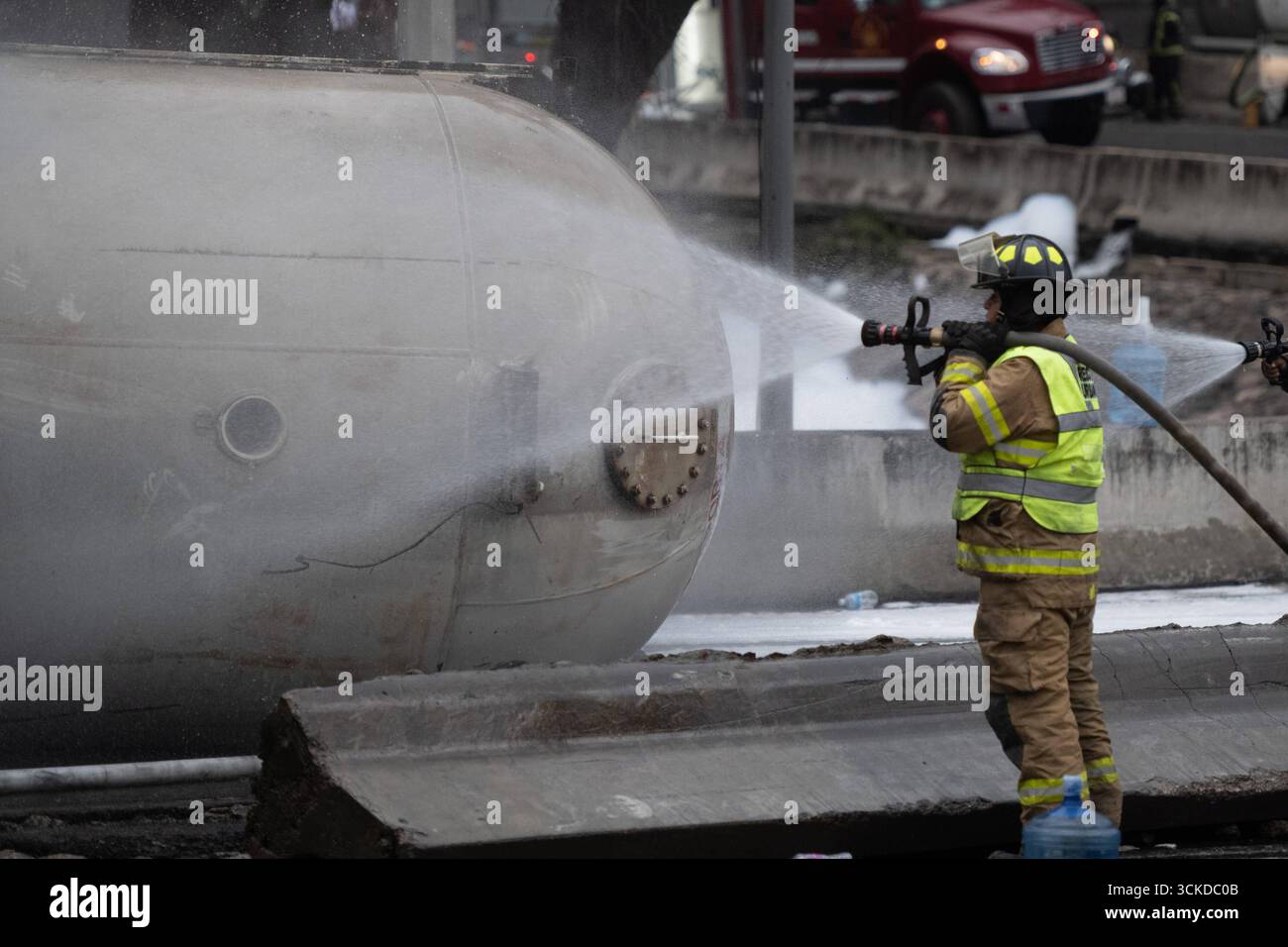 L'explosion d'un pétrolier à gaz laisse plus de 60 personnes blessées les pompiers éteignent l'incendie après l'explosion s'est produite quand un pétrolier à gaz s'est renversé, causant l'accident tragique qui a fait 70 blessés, trois morts, et deux non identifiés à Calzada Ignacio Saragosse, près de la Puente de la Concordia, . Le 10 septembre 2025 à Mexico, Mexique. Mexico CDMX Mexique Copyright : xMarcoxGonzalezx Banque D'Images