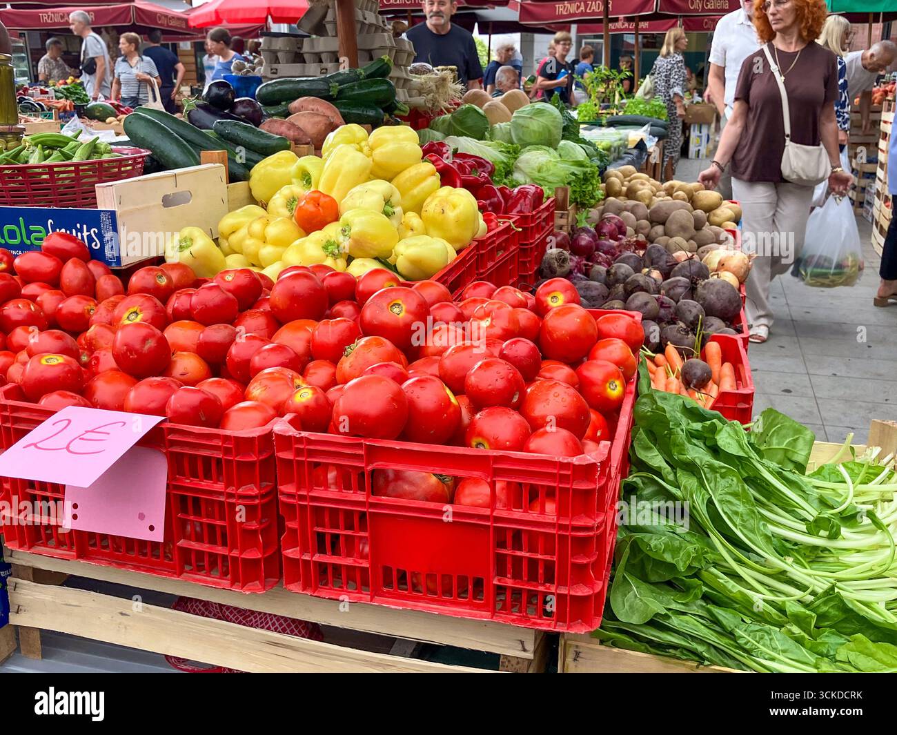 Le marché coloré de fruits et légumes frais de Trznica Relja un samedi iin août 2025 dans la ville côtière et historique de Zadar, Croatie Banque D'Images