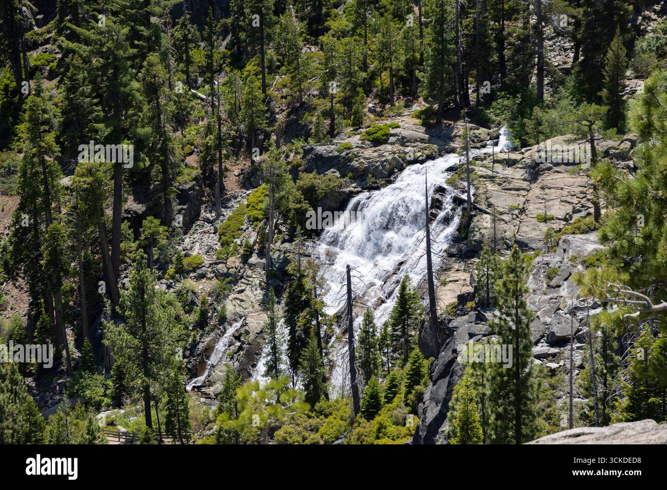 Vue en angle élevé de Lower Eagle Falls dans le parc d'État d'Emerald Bay, Lake Tahoe, Californie. Banque D'Images