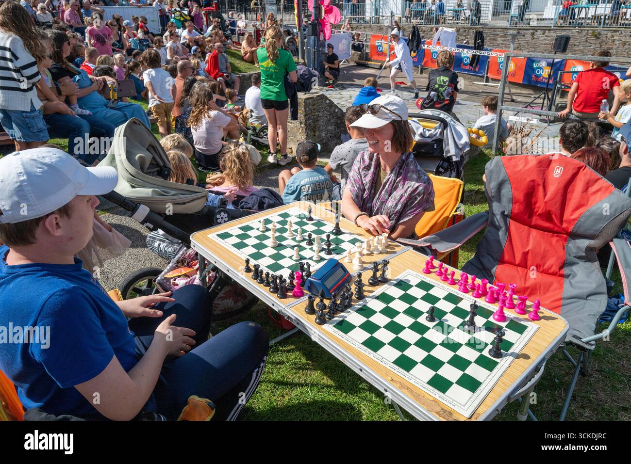 Des gens jouant aux échecs lors d'un festival communautaire à Newquay en Cornouailles en Angleterre au Royaume-Uni. Banque D'Images