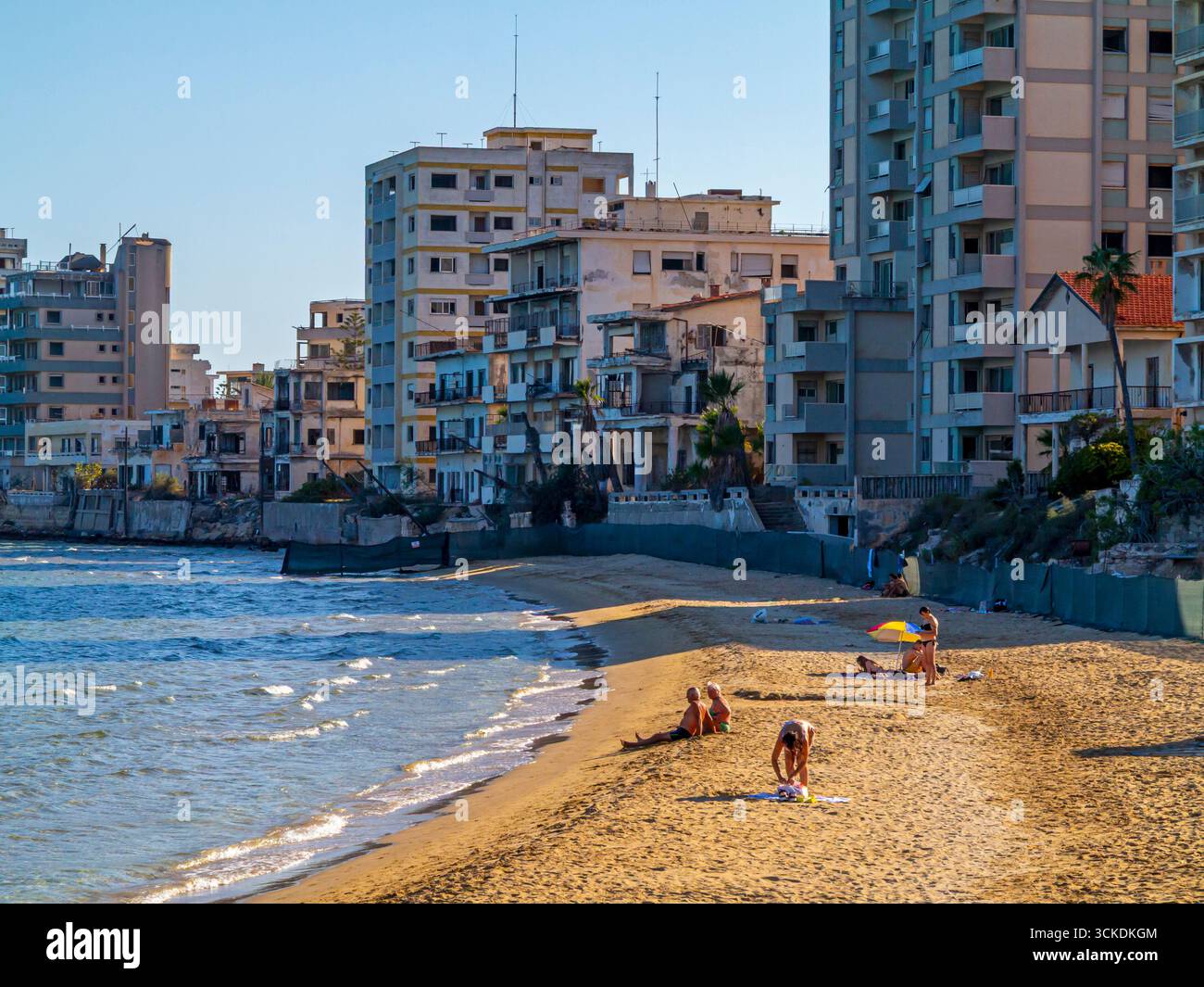 Bâtiments abandonnés et plage touristique à Varosha à Famagouste contrôlés par la République turque de Chypre-Nord depuis l'invasion turque de 1974 Banque D'Images