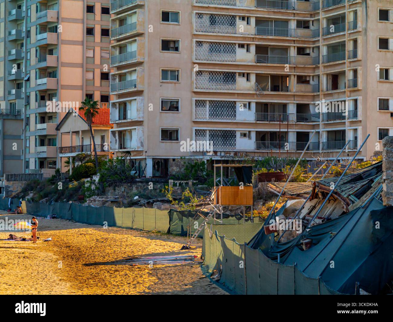 Bâtiments abandonnés et plage touristique à Varosha à Famagouste contrôlés par la République turque de Chypre-Nord depuis l'invasion turque de 1974 Banque D'Images