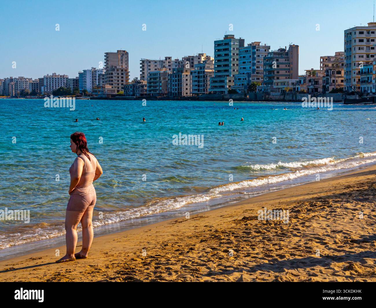 Bâtiments abandonnés et plage touristique à Varosha à Famagouste contrôlés par la République turque de Chypre-Nord depuis l'invasion turque de 1974 Banque D'Images