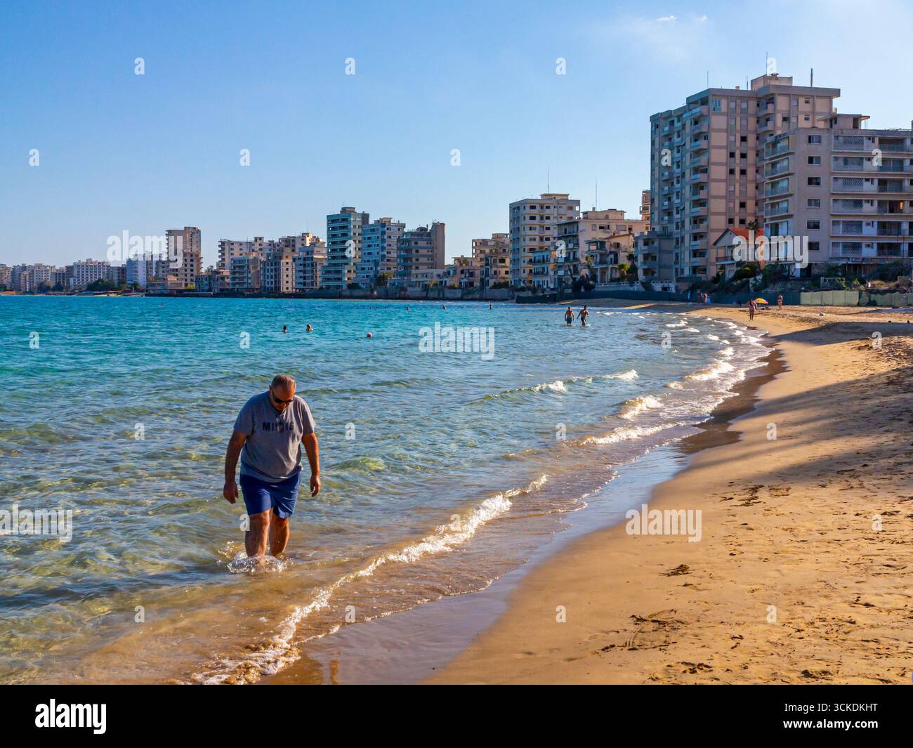 Bâtiments abandonnés et plage touristique à Varosha à Famagouste contrôlés par la République turque de Chypre-Nord depuis l'invasion turque de 1974 Banque D'Images