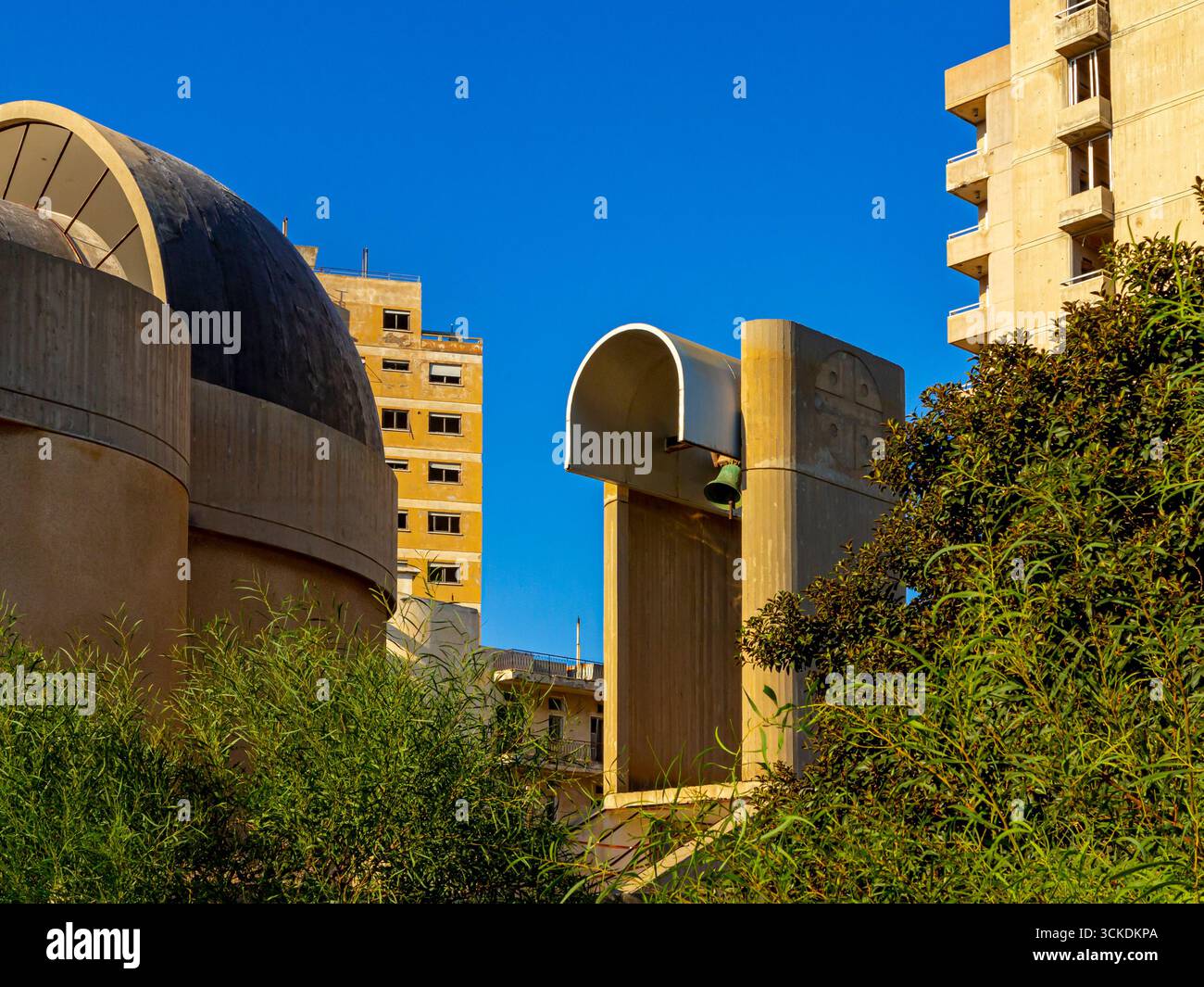 Bâtiments abandonnés à Varosha une station touristique de Famagouste contrôlée par la République turque de Chypre du Nord depuis l'invasion turque de 1974 Banque D'Images