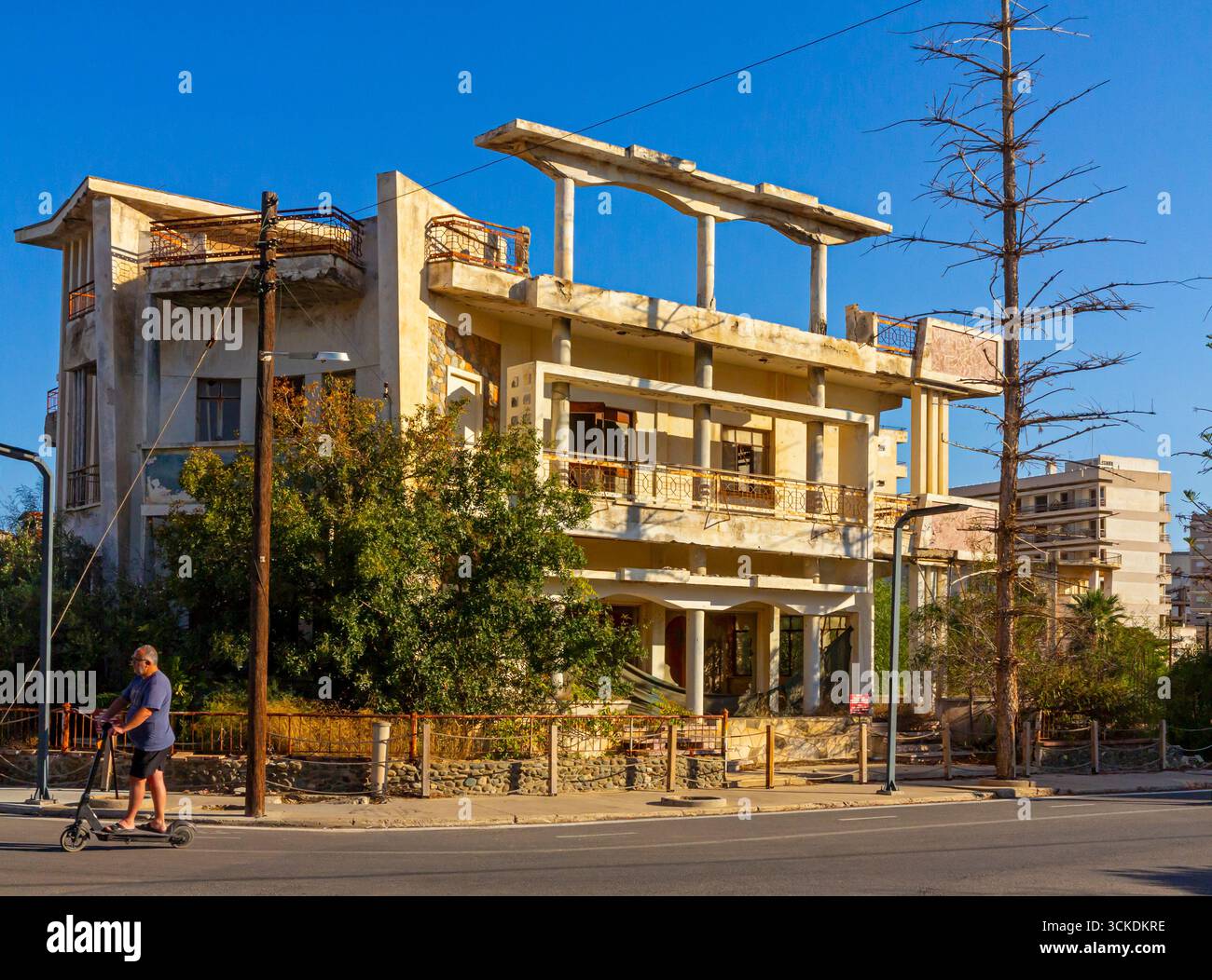 Bâtiments abandonnés à Varosha une station touristique de Famagouste contrôlée par la République turque de Chypre du Nord depuis l'invasion turque de 1974 Banque D'Images