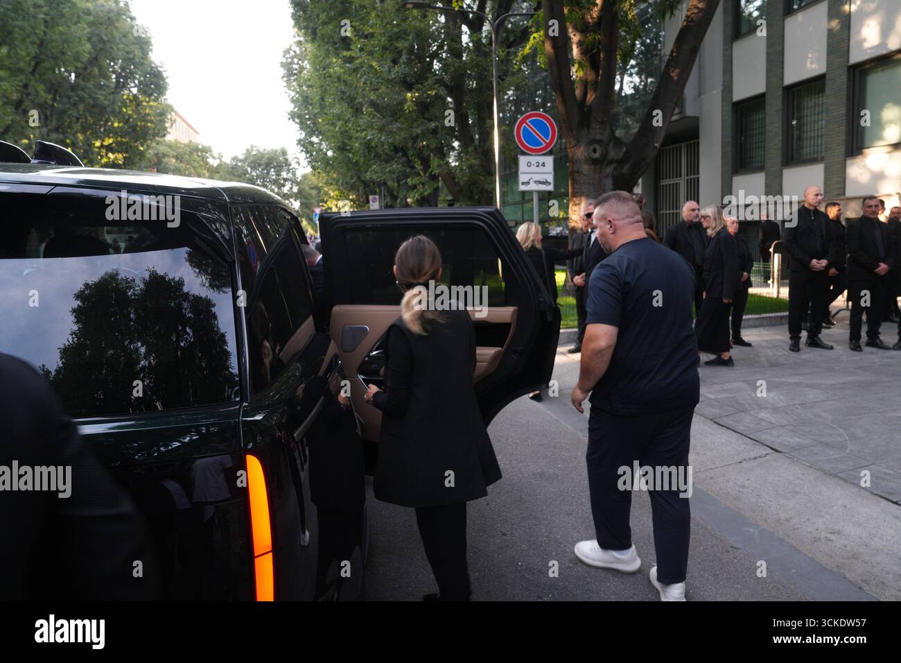 Milan, Italie. 07 septembre 2025. Milan, mort de Giorgio Armani, chapelle funéraire installée à l'Armani/Teatro de via Bergognone. Sur la photo, le dernier adieu au corbillard par les parents et les spectateurs. Crédit : Agence photo indépendante/Alamy Live News Banque D'Images