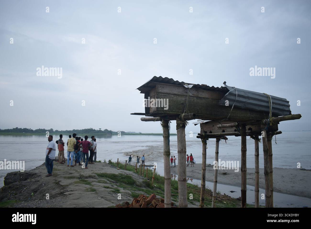 Les gens sur une rive érodée de la rivière Beki dans le district de Barpeta en Assam Banque D'Images