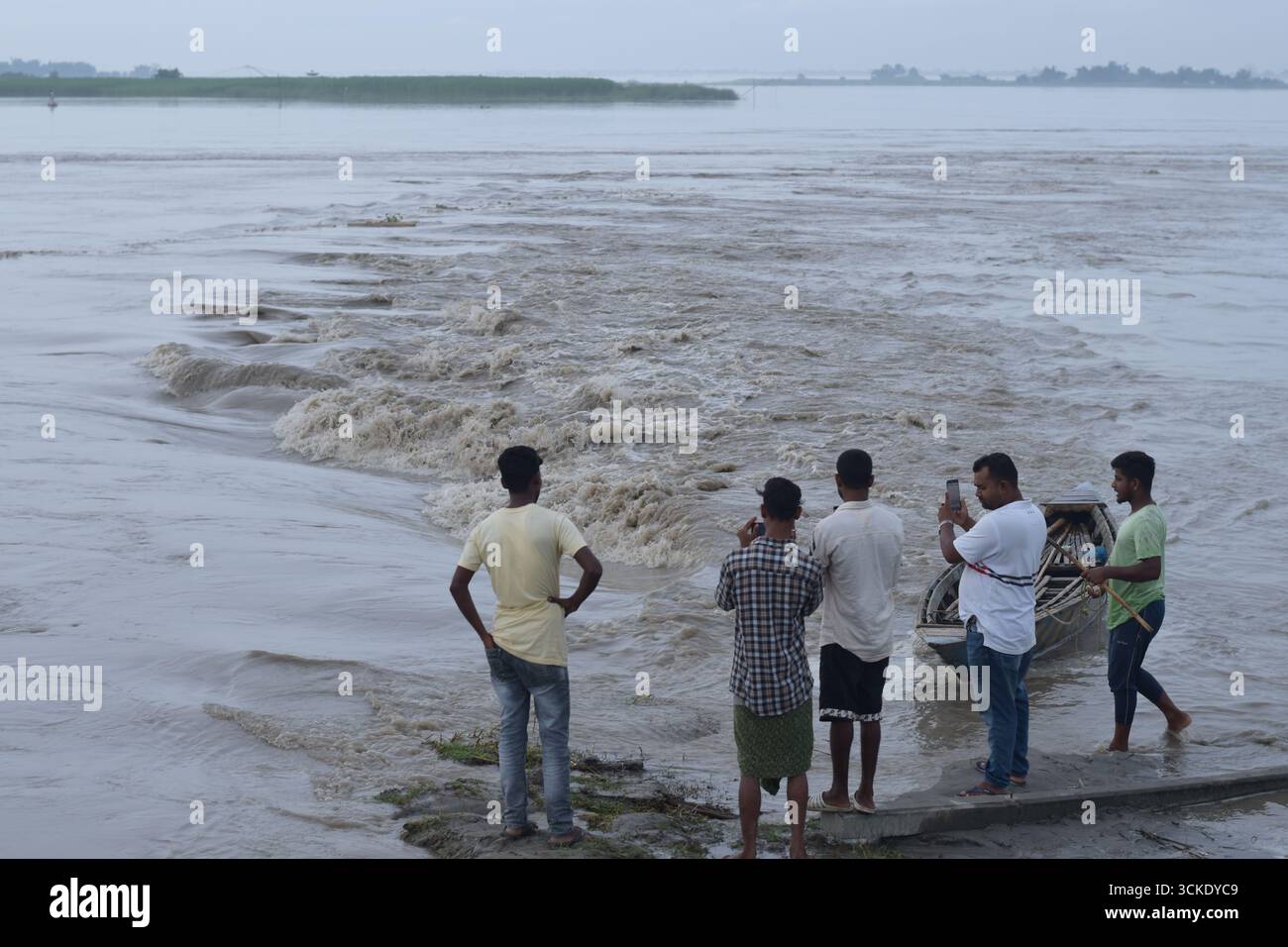 Les gens sur une rive érodée de la rivière Beki dans le district de Barpeta en Assam Banque D'Images