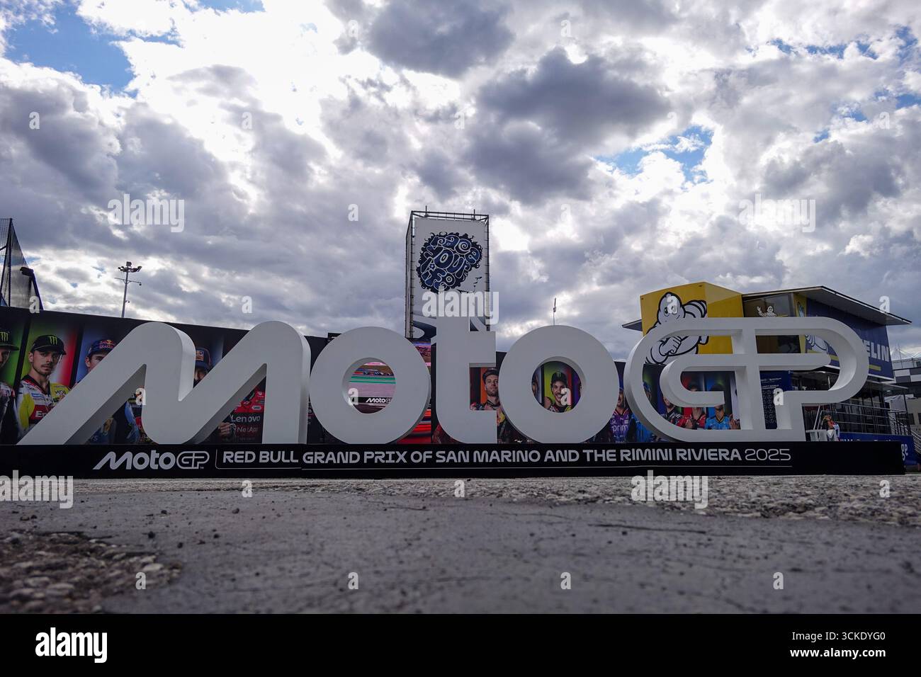 Misano Adriatico, Italie. 11 septembre 2025. Le logo MotoGP est exposé avant le Grand Prix Red Bull de Saint-Marin et de la Riviera de Rimini sur le circuit international Marco Simoncelli le 11 septembre 2025 à Misano Adriatico, Italie. Crédit : Roberto Tommasini/Alamy Live News Banque D'Images