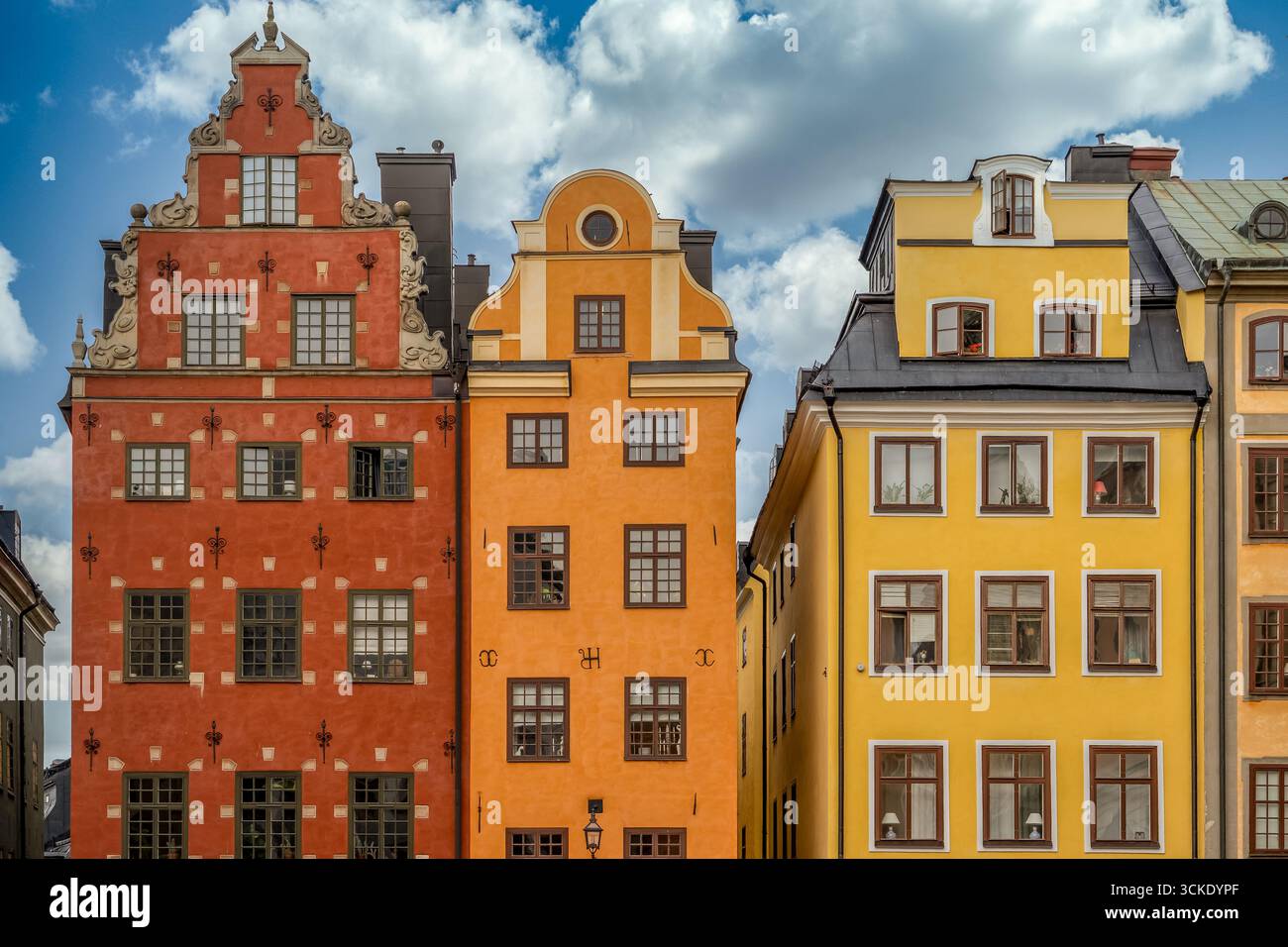 Vue de la maison de Schantz et Ribbing sur Stortorget, la plus ancienne place de la vieille ville de Stockholm avec façade à pignon en escalier et grand portail Banque D'Images