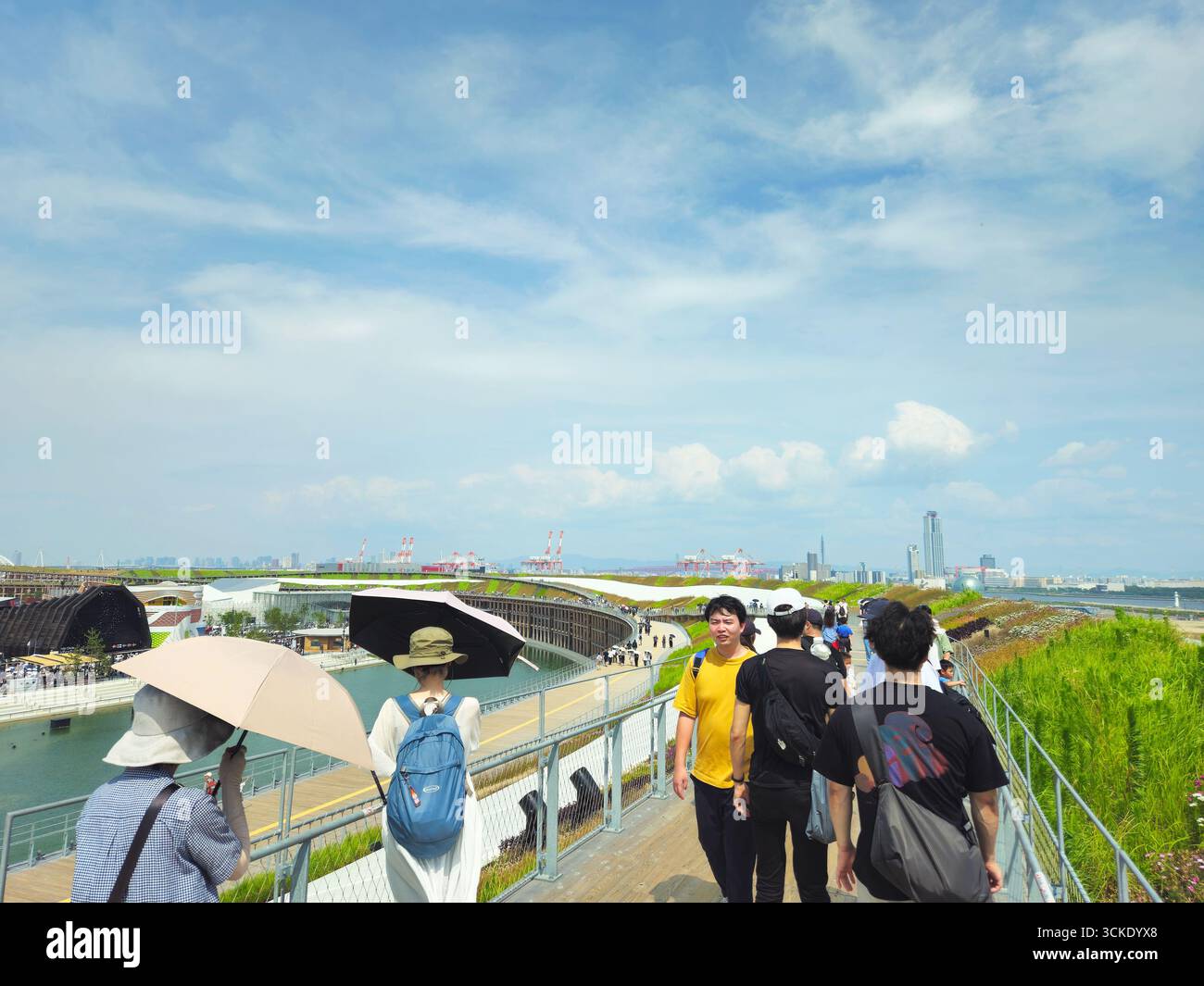 Visiteurs sur la passerelle surélevée à Expo 2025 Osaka, Yumeshima Waterfront Banque D'Images