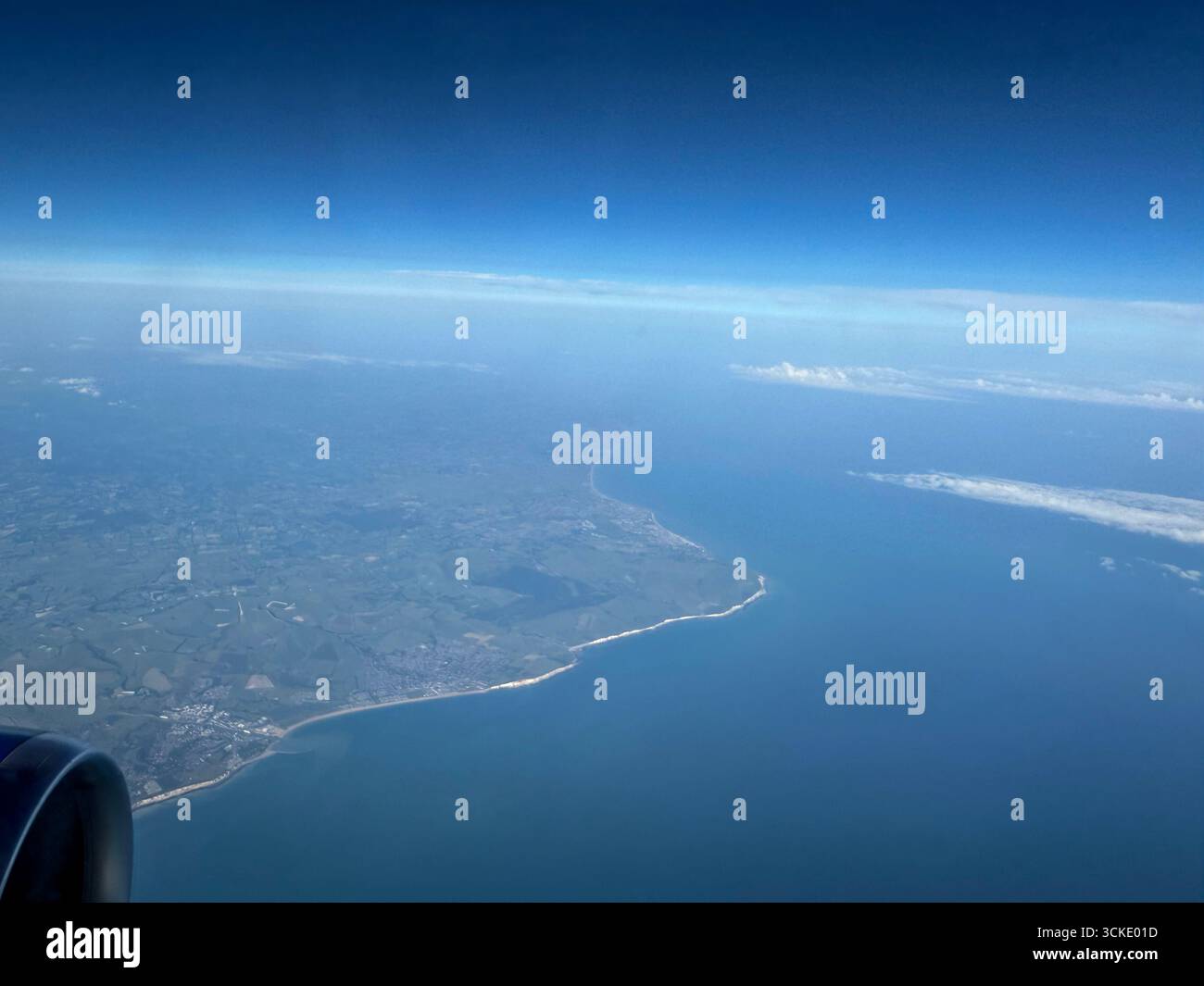 Vue aérienne des falaises blanches, y compris Beechy Head face à la Manche en Grande-Bretagne - Image de stock capturée avec un smartphone