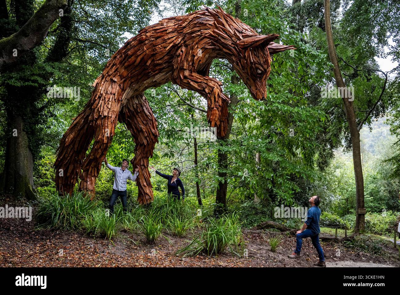 Lowarnes, une sculpture de six mètres de haut représentant un renard bondissant en rhododendron, est dévoilée dans sa nouvelle maison permanente aux Lost Gardens of Heligan à Pentewan, dans le sud des Cornouailles. Le bois utilisé pour représenter la fourrure de Lowarnes - qui est cornouaillais pour Vixen - a été récolté à partir d'un rhododendron de 150 ans, et a été créé par trois artistes : frère et sœur Pete et Sue Hill de Cornouailles, aux côtés de Hal Silvester (photo ci-dessous de gauche à droite). Date de la photo : mercredi 10 septembre 2025. Banque D'Images Lowarnes, une sculpture de six mètres de haut représentant un renard bondissant en rhododendron, est dévoilée dans sa nouvelle maison permanente aux Lost Gardens of Heligan à Pentewan, dans le sud des Cornouailles. Le bois utilisé pour représenter la fourrure de Lowarnes - qui est cornouaillais pour Vixen - a été récolté à partir d'un rhododendron de 150 ans, et a été créé par trois artistes : frère et sœur Pete et Sue Hill de Cornouailles, aux côtés de Hal Silvester (photo ci-dessous de gauche à droite). Date de la photo : mercredi 10 septembre 2025. Banque D'Images