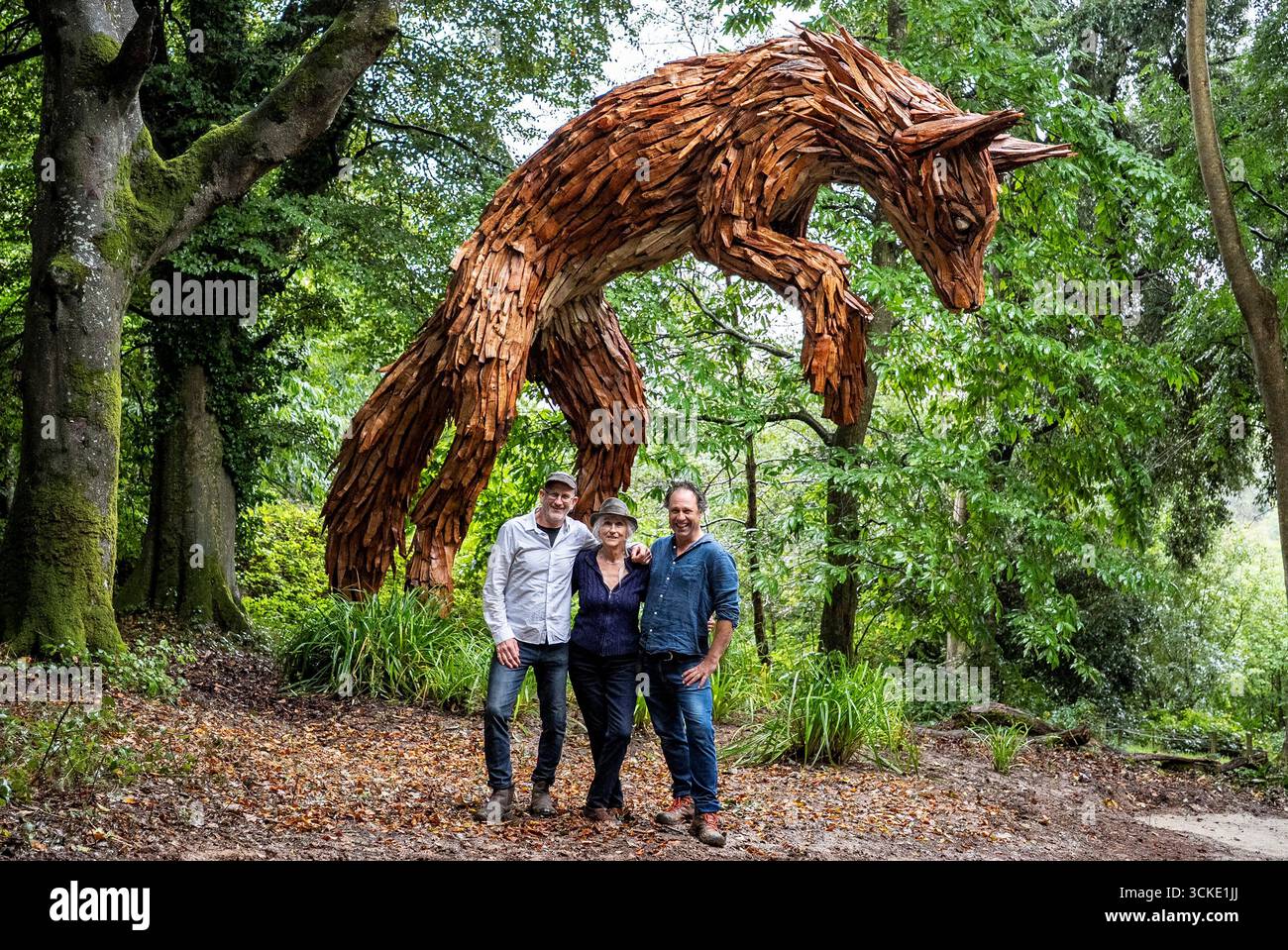 Lowarnes, une sculpture de six mètres de haut représentant un renard bondissant en rhododendron, est dévoilée dans sa nouvelle maison permanente aux Lost Gardens of Heligan à Pentewan, dans le sud des Cornouailles. Le bois utilisé pour représenter la fourrure de Lowarnes - qui est cornouaillais pour Vixen - a été récolté à partir d'un rhododendron de 150 ans, et a été créé par trois artistes : frère et sœur Pete et Sue Hill de Cornouailles, aux côtés de Hal Silvester (photo ci-dessous de gauche à droite). Date de la photo : mercredi 10 septembre 2025. Banque D'Images Lowarnes, une sculpture de six mètres de haut représentant un renard bondissant en rhododendron, est dévoilée dans sa nouvelle maison permanente aux Lost Gardens of Heligan à Pentewan, dans le sud des Cornouailles. Le bois utilisé pour représenter la fourrure de Lowarnes - qui est cornouaillais pour Vixen - a été récolté à partir d'un rhododendron de 150 ans, et a été créé par trois artistes : frère et sœur Pete et Sue Hill de Cornouailles, aux côtés de Hal Silvester (photo ci-dessous de gauche à droite). Date de la photo : mercredi 10 septembre 2025. Banque D'Images
