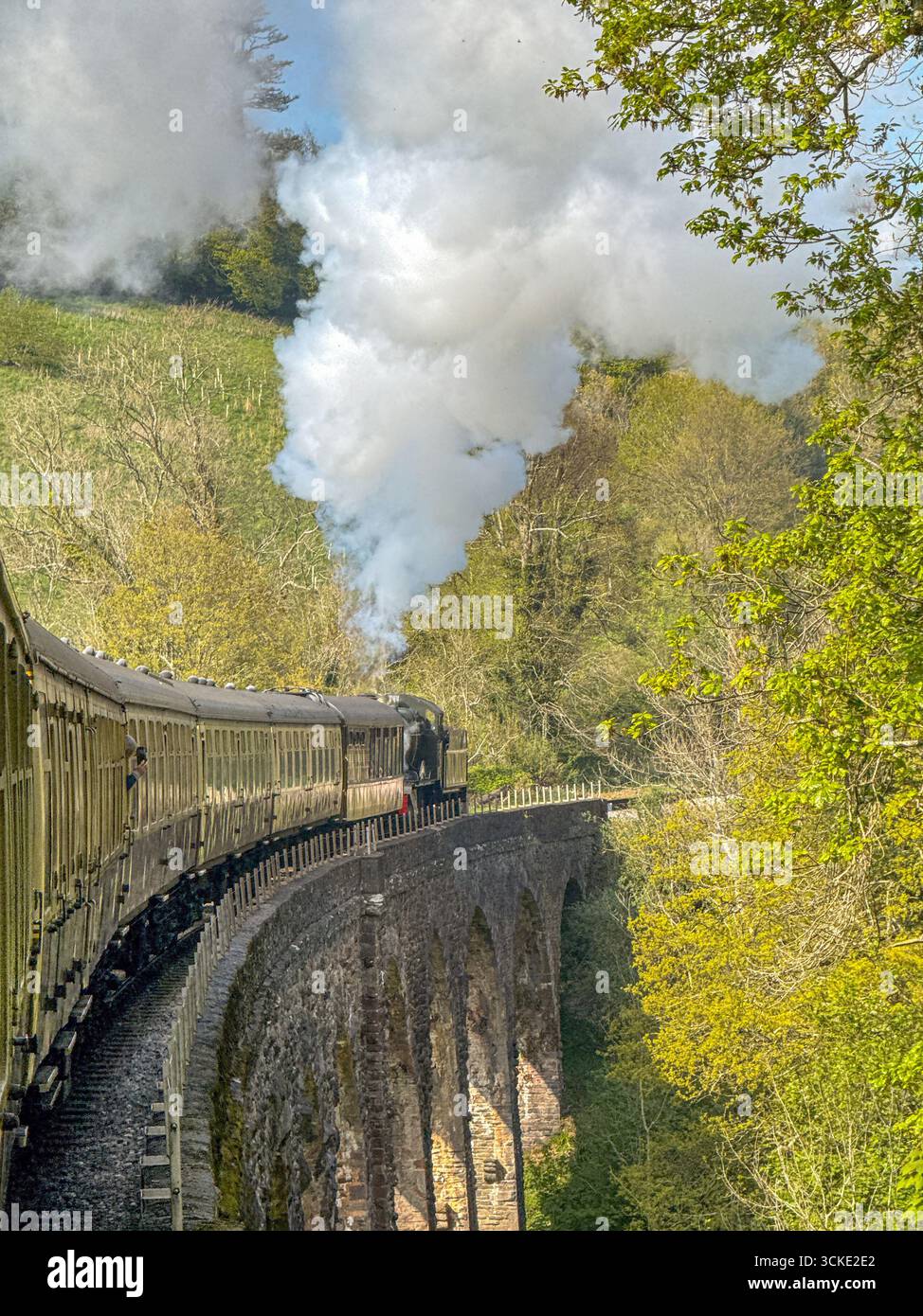 Paignton, Devon, Angleterre, Royaume-Uni - 24 avril 2025 : train à vapeur traversant le viaduc de Maypool, ou Greenway, sur le chemin de fer à vapeur de Dartmouth - Image de stock capturée avec un smartphone
