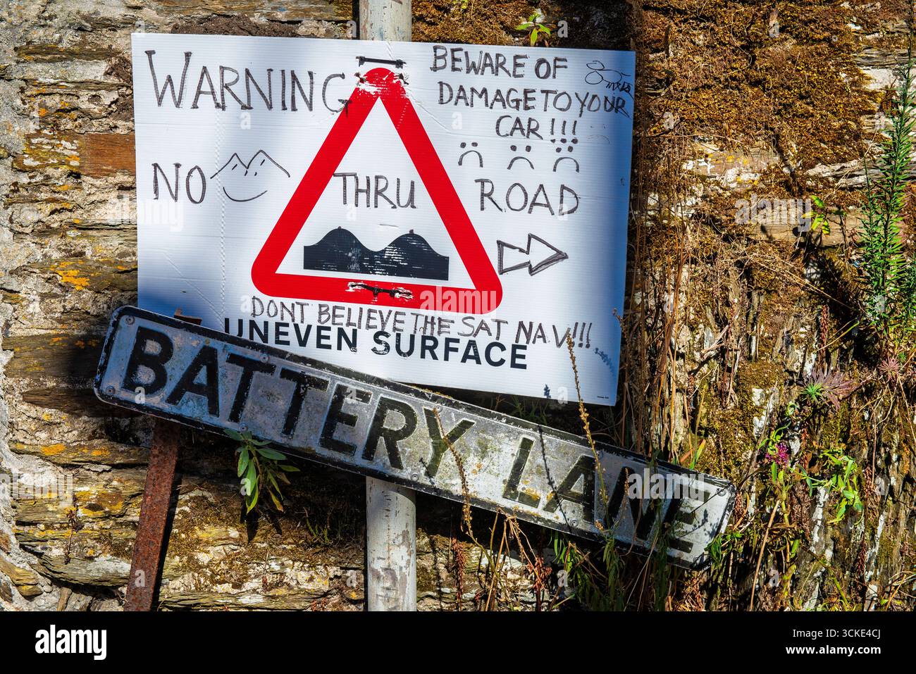 Le panneau d'avertissement britannique modifié à la main sur la voie de la batterie avertit les conducteurs contre les erreurs GPS et les dangers de la route Banque D'Images