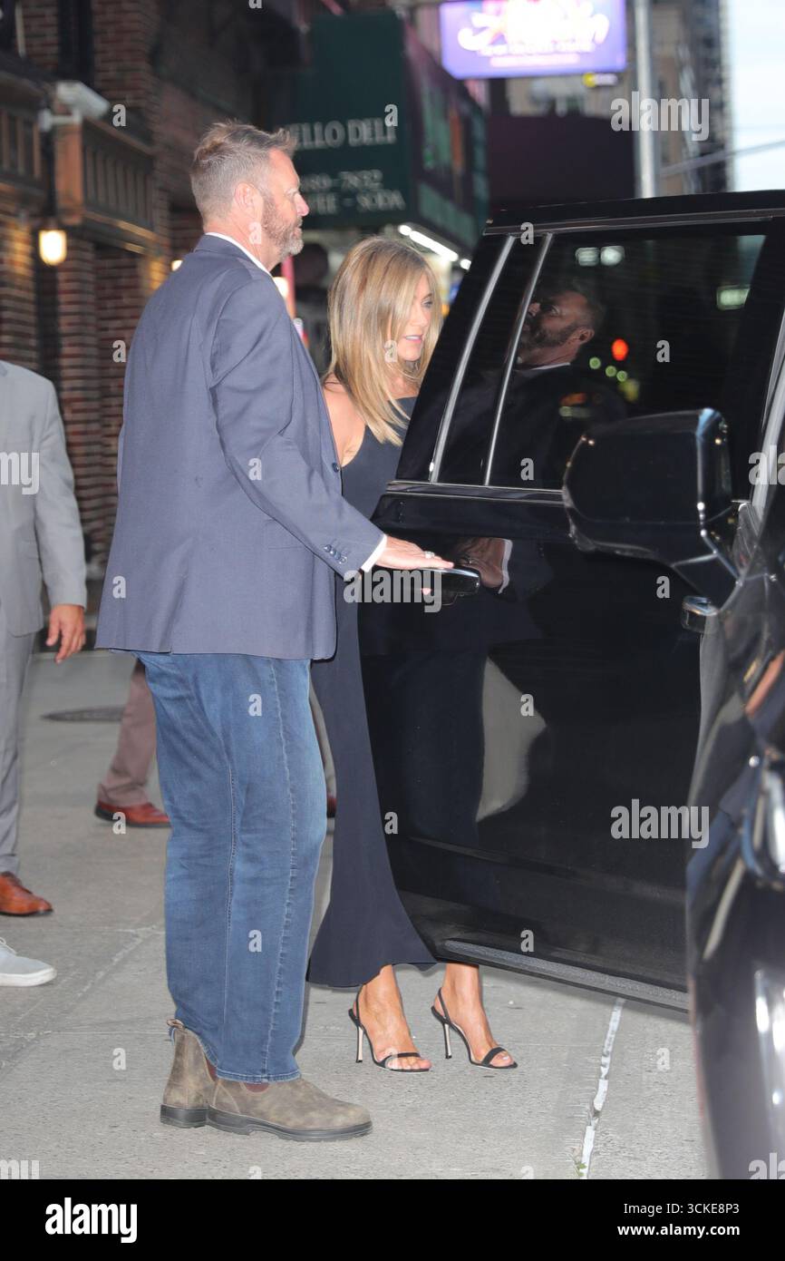 New York, États-Unis. 10 septembre 2025. Jennifer Aniston arrive au Late Show avec Stephen Colbert à Manhattan, New York, NY, le 10 septembre 2025. L'actrice accueille fans et photographes à l'extérieur du studio lors de son apparition à New York. (Photo de Giada Papini Rampelotto/EuropaNewswire/NurPhoto) crédit : NurPhoto SRL/Alamy Live News Banque D'Images