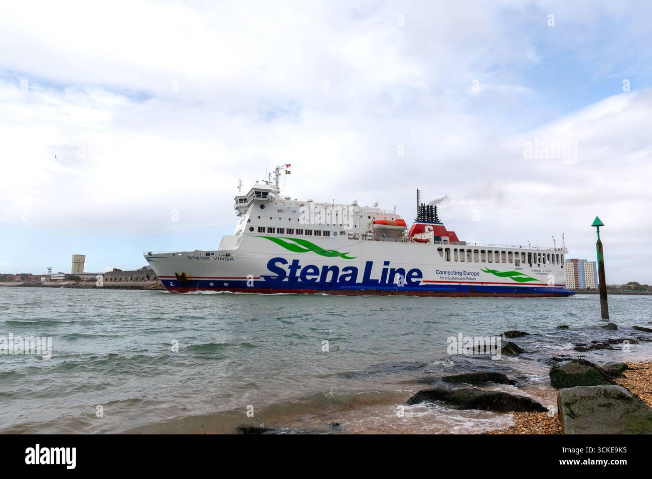 MV Stena Vinga quittant le port de Portsmouth pour Jersey. Un service de ferry roll on roll off pour les véhicules exploités par Stena Line. Banque D'Images