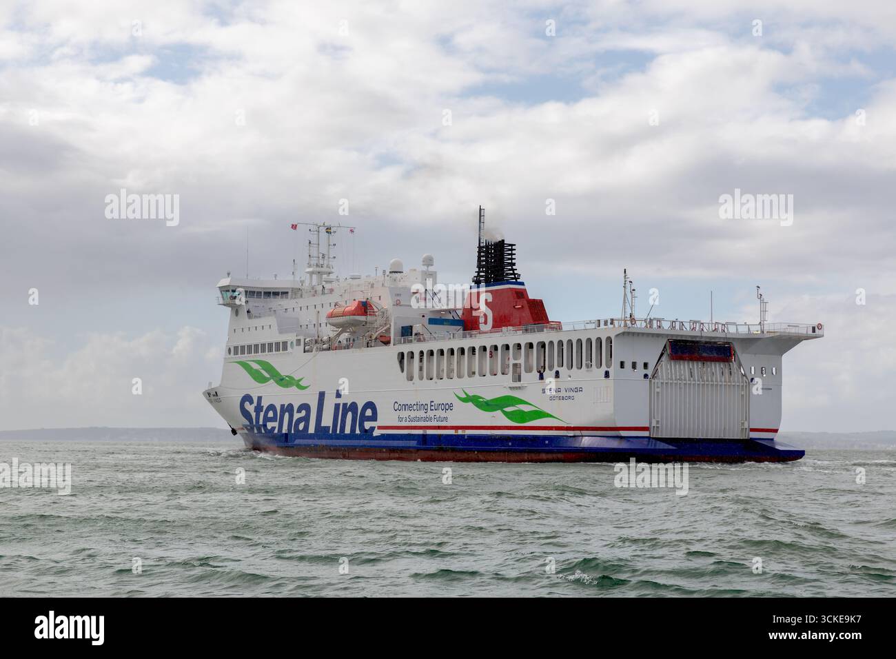 MV Stena Vinga quittant le port de Portsmouth pour Jersey. Un service de ferry roll on roll off pour les véhicules exploités par Stena Line. Banque D'Images