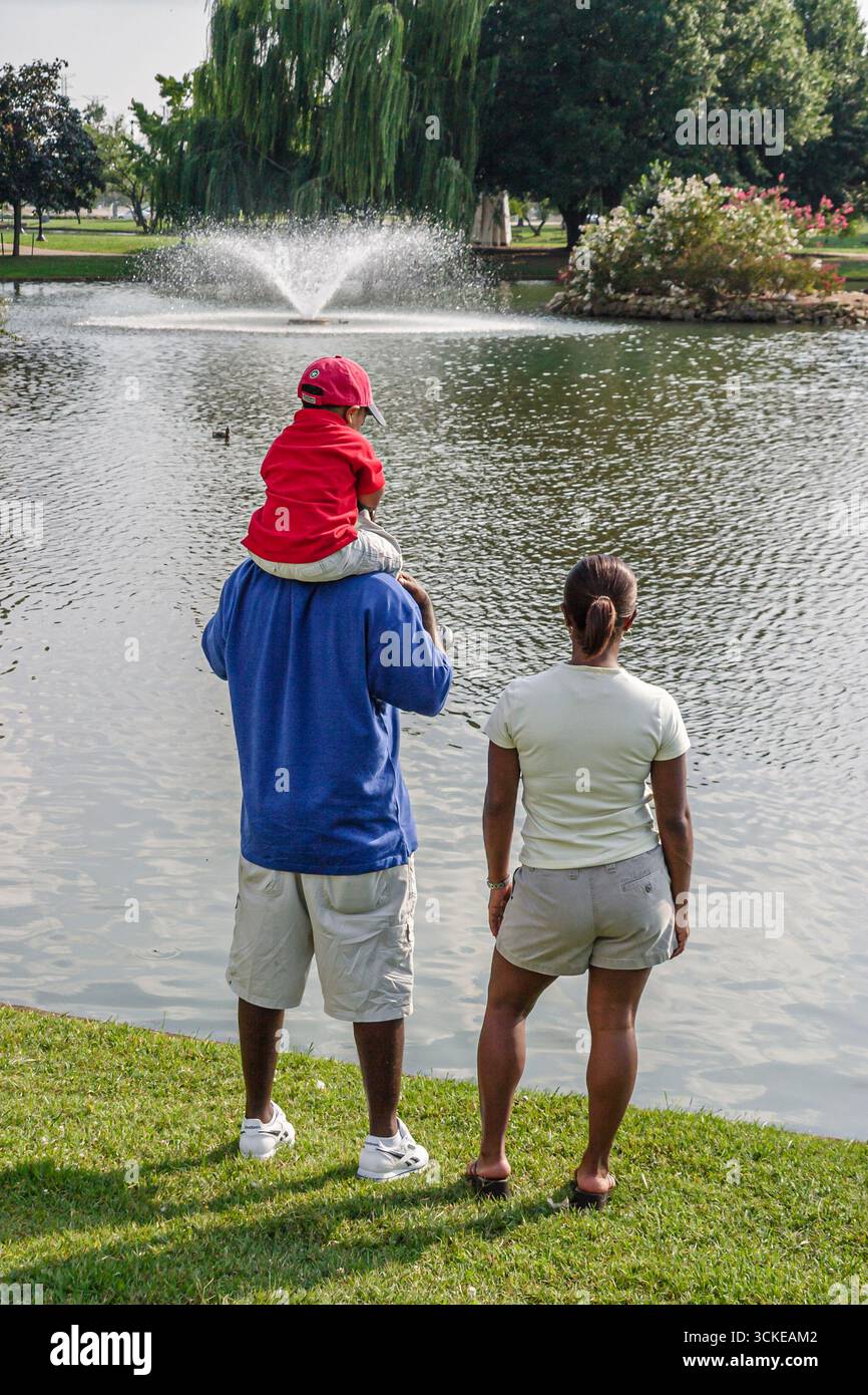 Huntsville Alabama, eau de fontaine de Big Spring Park, Black African African famille mère père fils garçon enfant, Banque D'Images