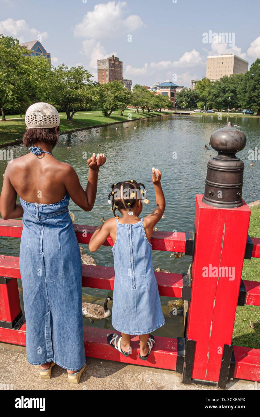 Huntsville Alabama, eau de Big Spring Park, mère enfant d'Afrique noire, Banque D'Images